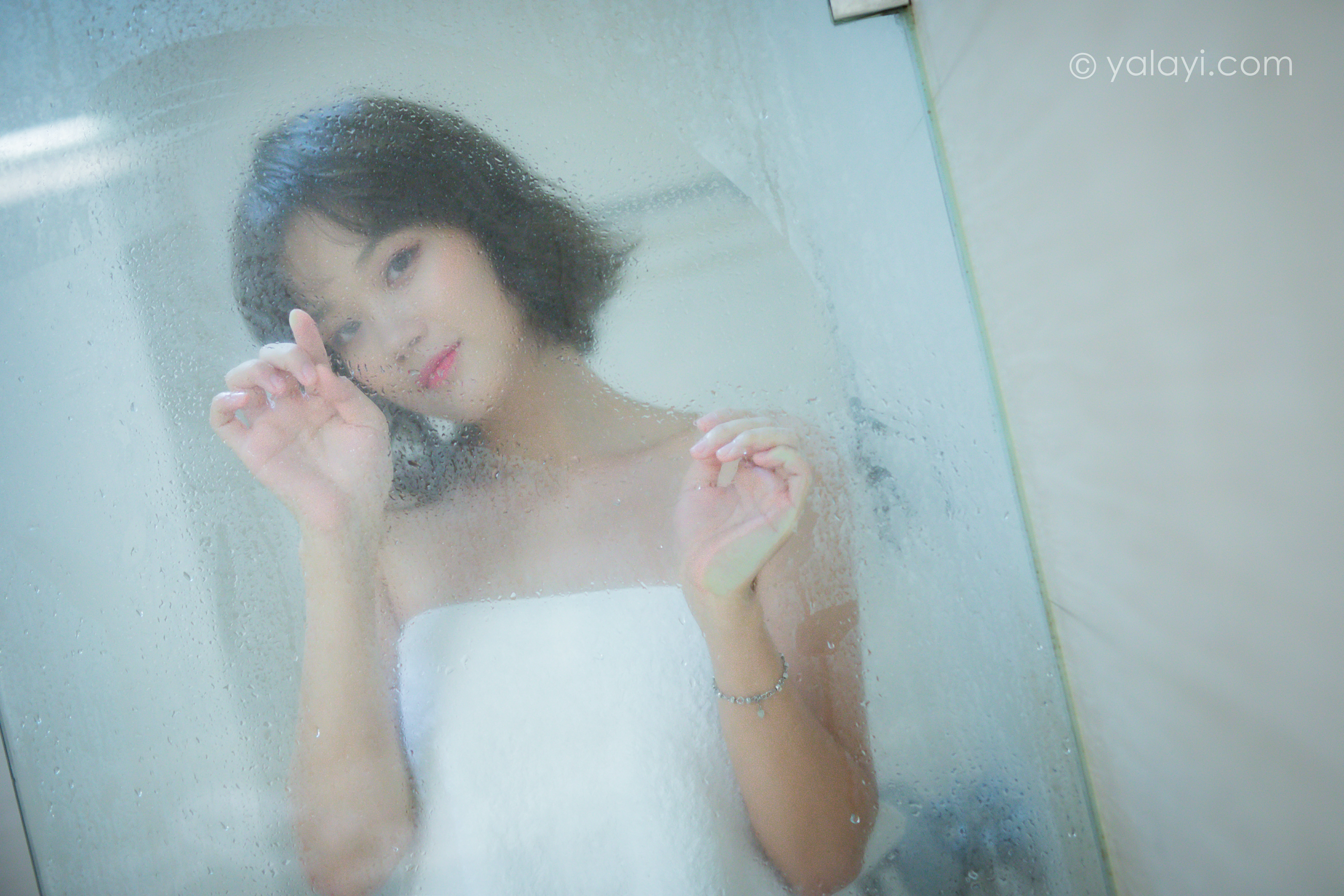 [YALAYI雅拉伊]NO.840 愿你晚安 良子 白色浴巾与透视情趣内衣性感私房写真集第3张
