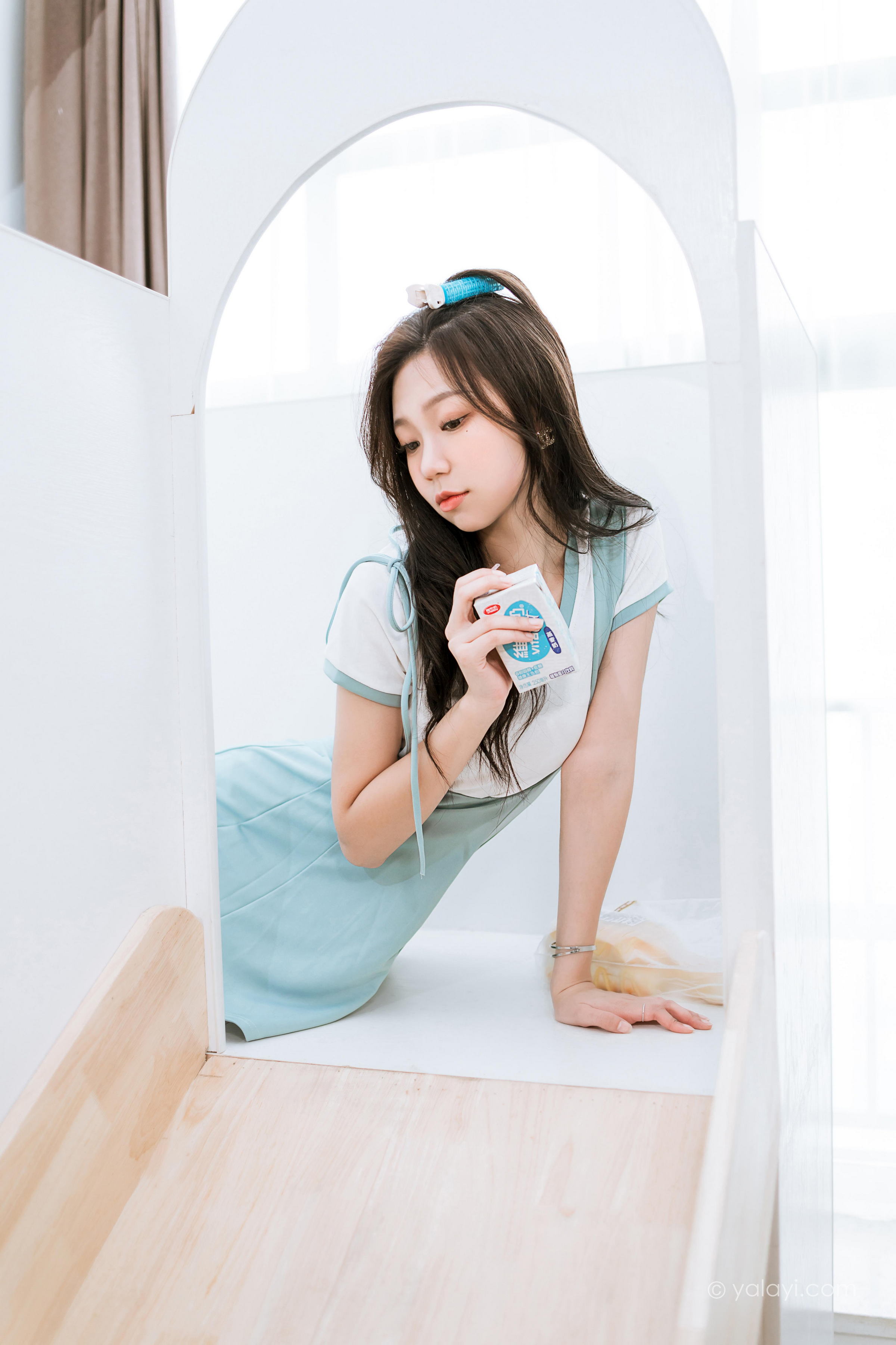 [YALAYI雅拉伊]2022.05.31 天使的微笑 梓瑶 白色短袖加背带短裙居家清纯写真集第6张