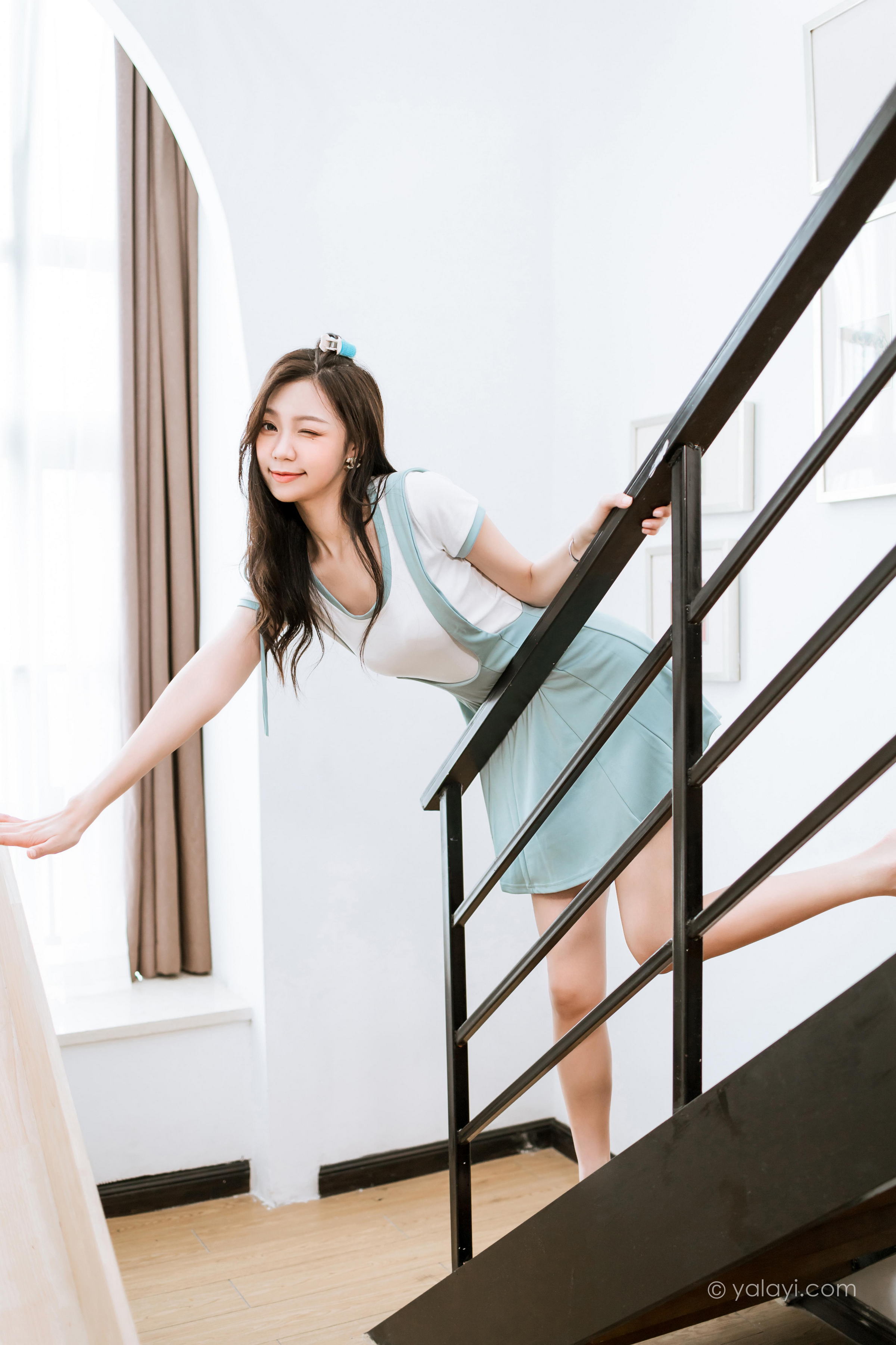 [YALAYI雅拉伊]2022.05.31 天使的微笑 梓瑶 白色短袖加背带短裙居家清纯写真集第12张