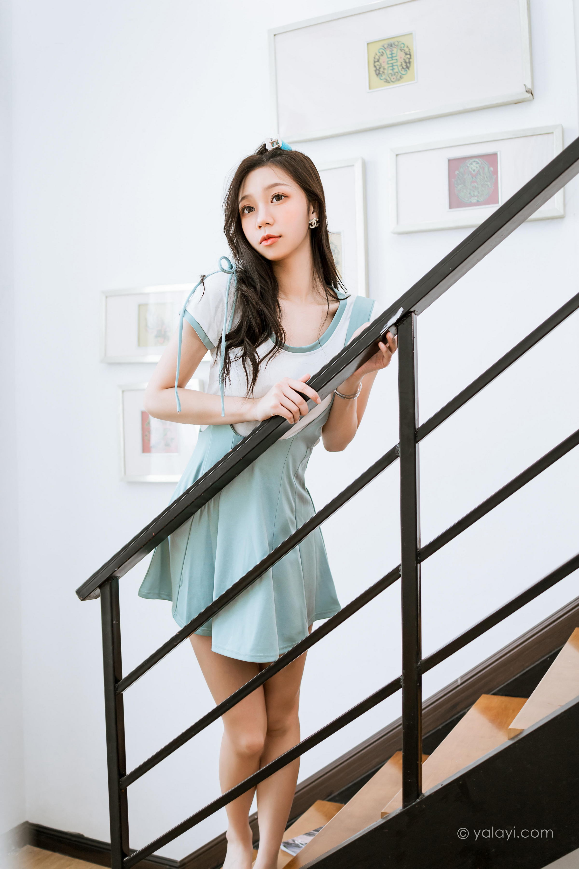 [YALAYI雅拉伊]2022.05.31 天使的微笑 梓瑶 白色短袖加背带短裙居家清纯写真集第13张