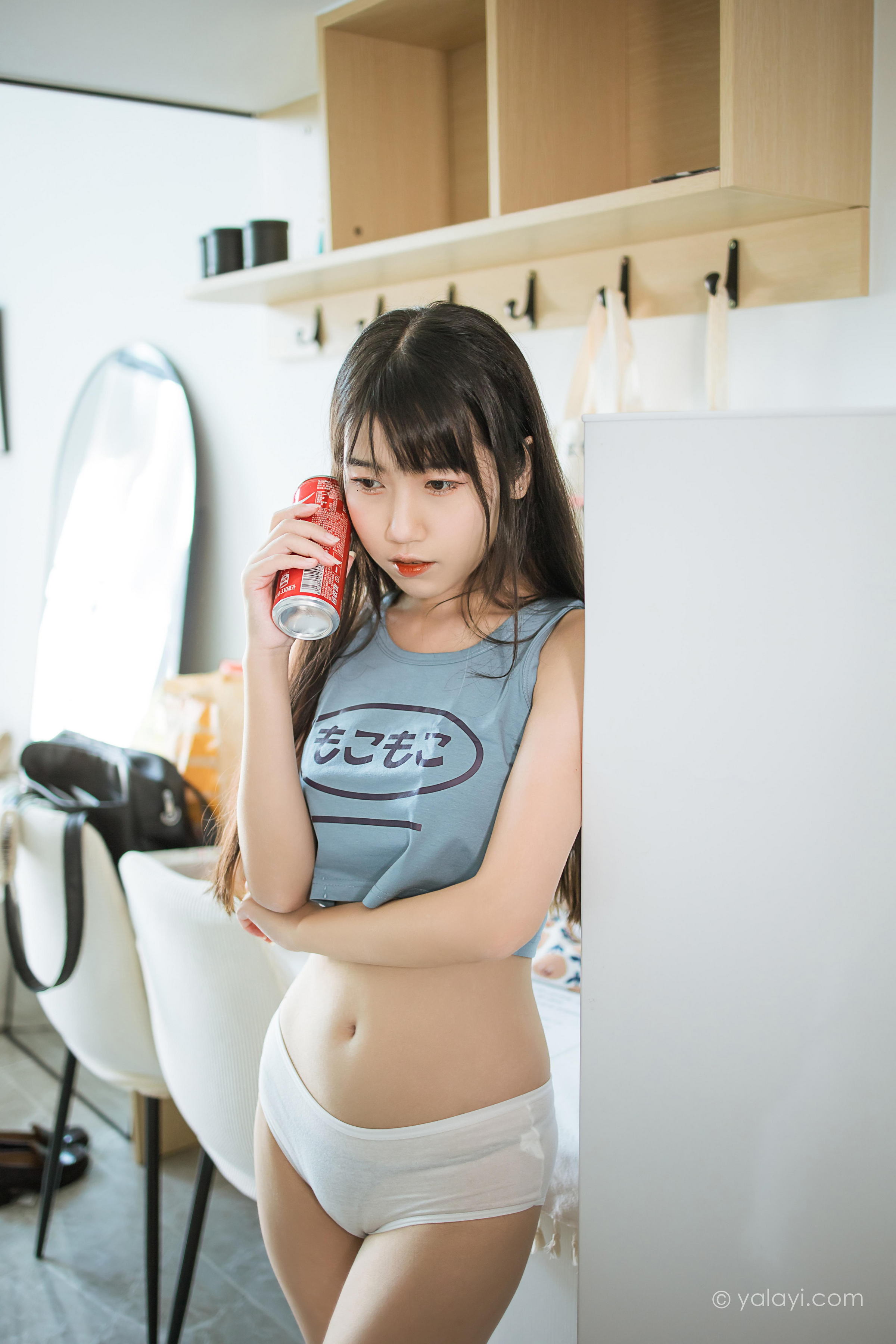[YALAYI雅拉伊]2022.02.09 闲居在家 弈思 灰色小背心加白色绵袜居家清纯写真集第11张