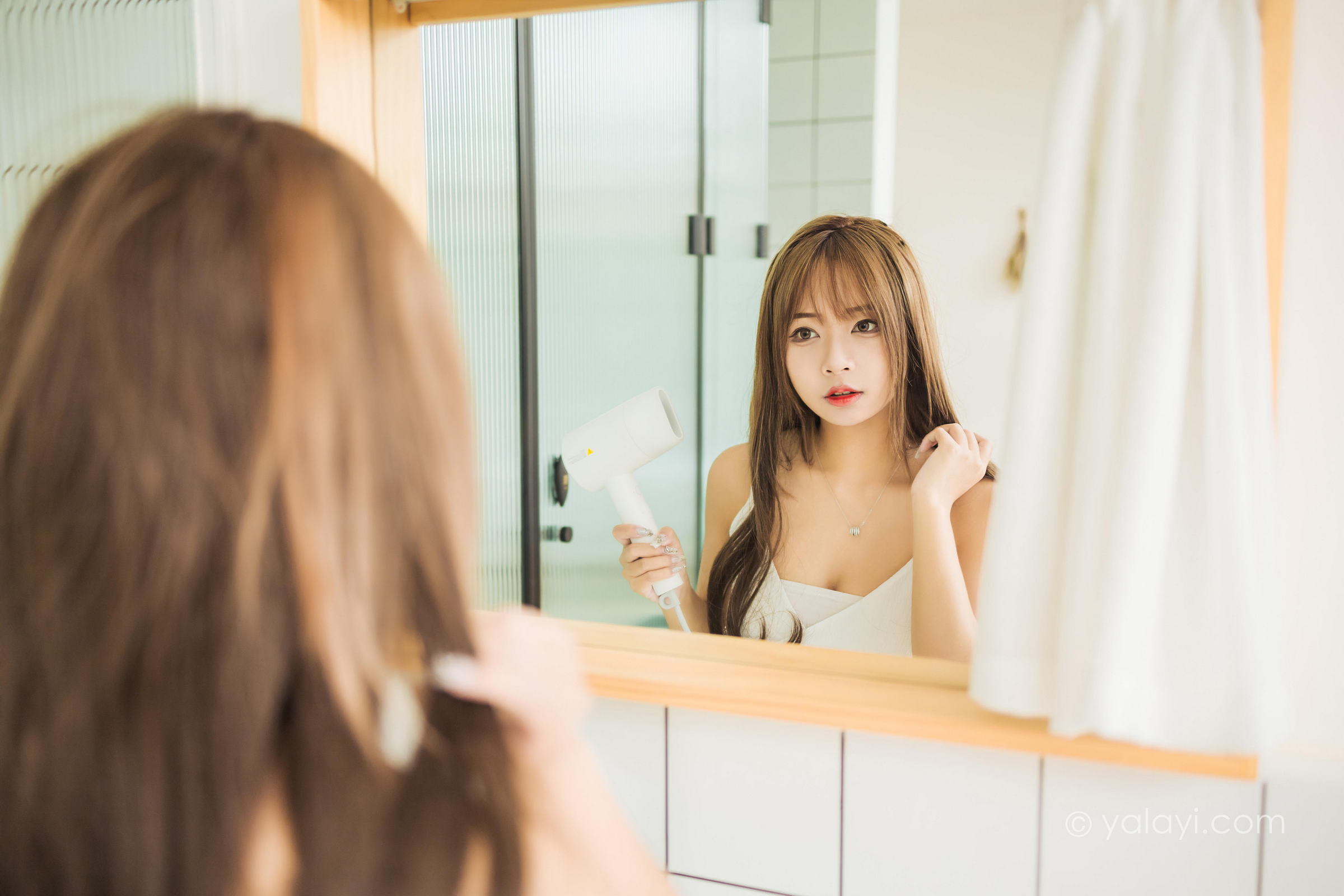 [YALAYI雅拉伊]2022.05.13 小女友 阿禾 白色吊带睡衣裙性感写真集第10张