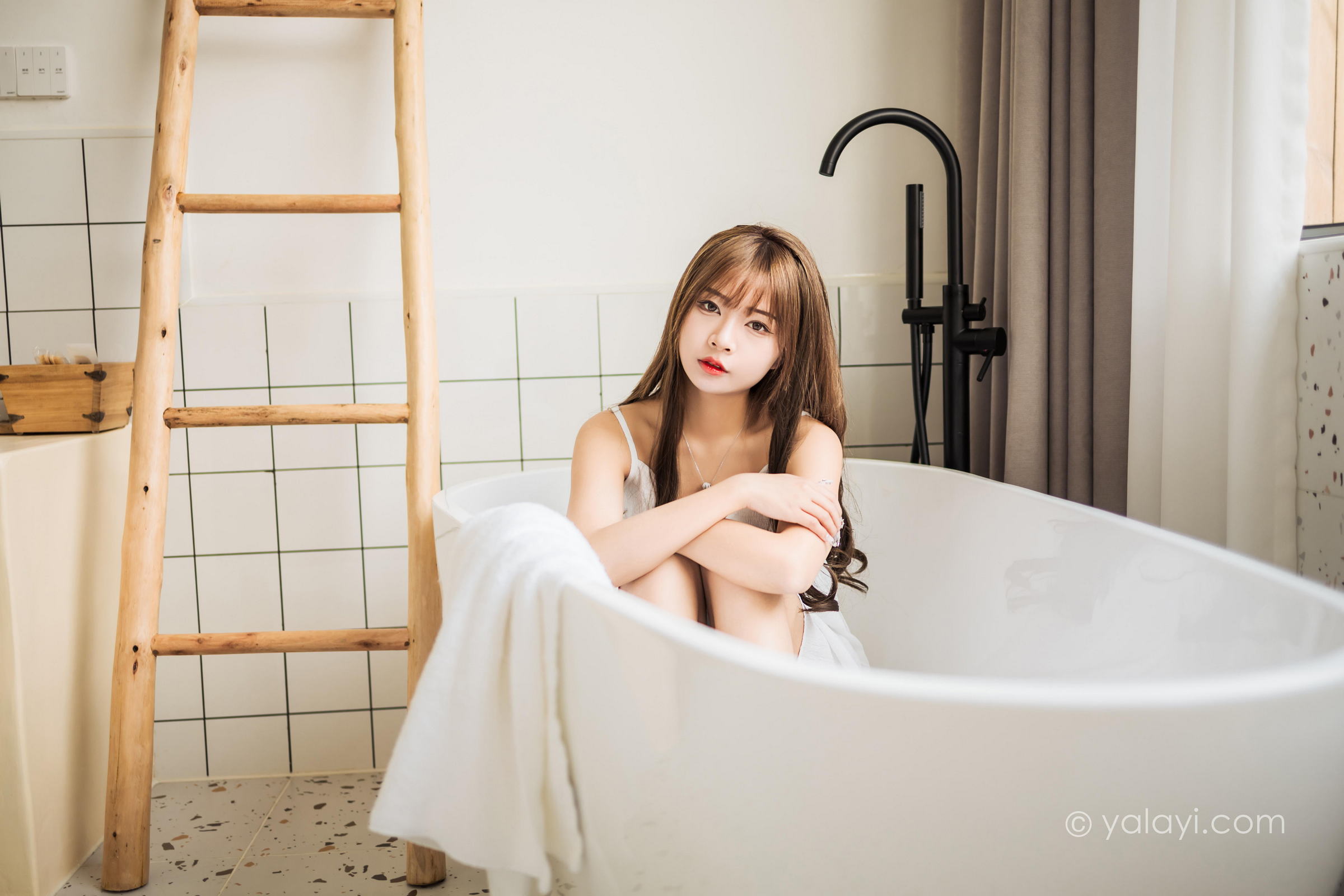 [YALAYI雅拉伊]2022.05.13 小女友 阿禾 白色吊带睡衣裙性感写真集第2张