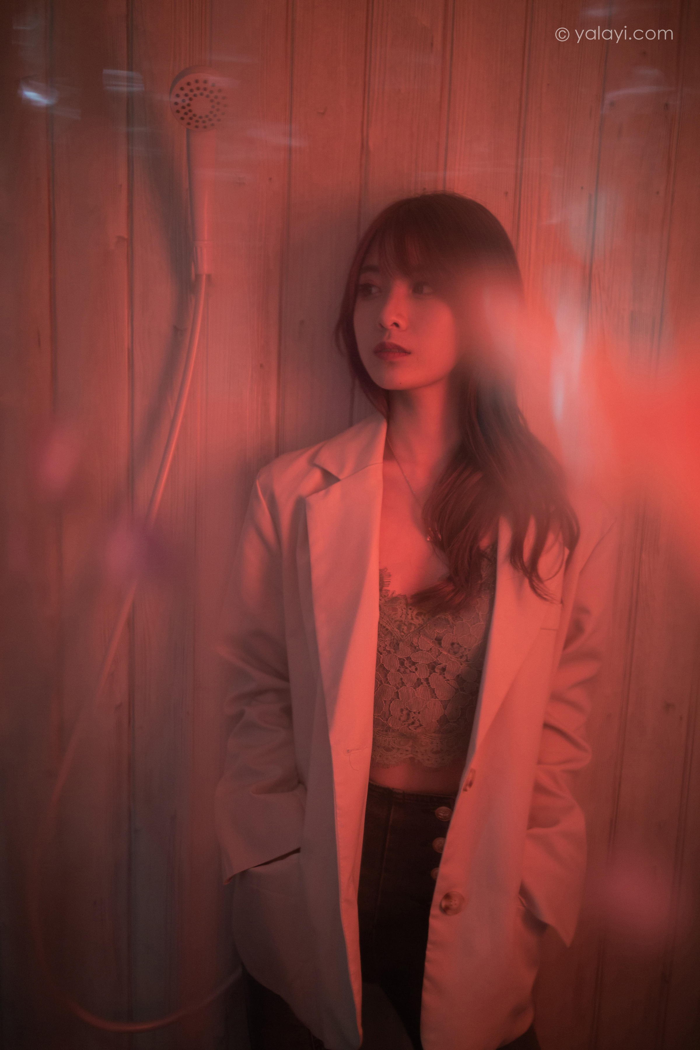 [YALAYI雅拉伊]2022.04.02 无关痛痒 小米 白色外套与灰色蕾丝内衣加牛仔裤性感私房写真集第10张