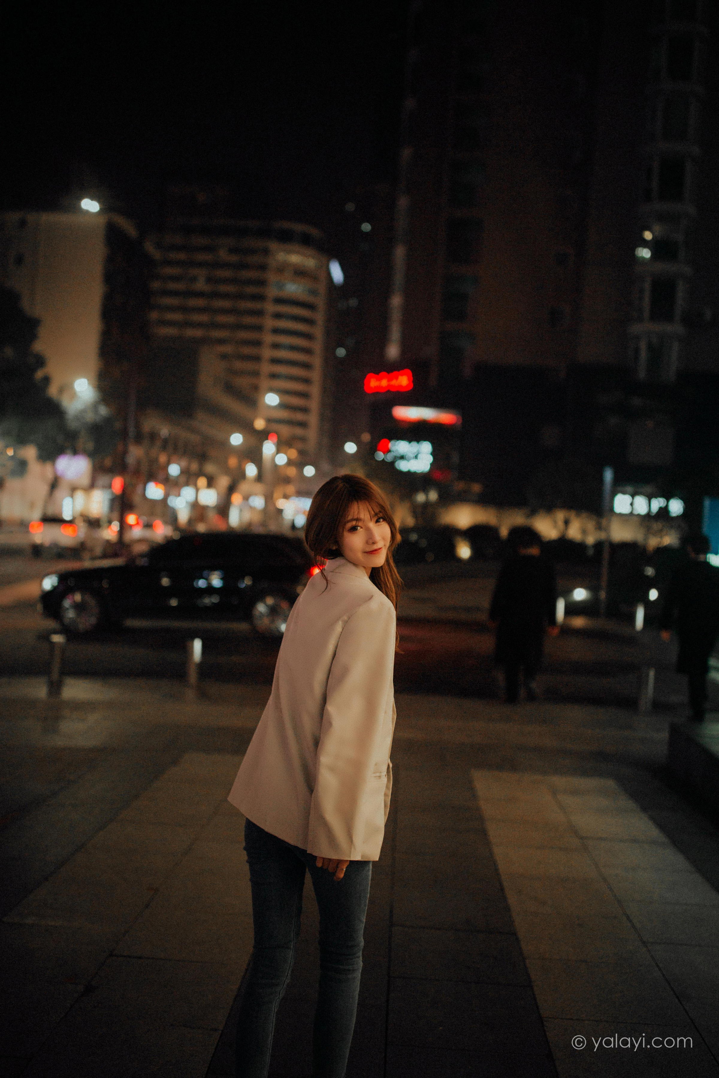 [YALAYI雅拉伊]2022.04.02 无关痛痒 小米 白色外套与灰色蕾丝内衣加牛仔裤性感私房写真集第2张