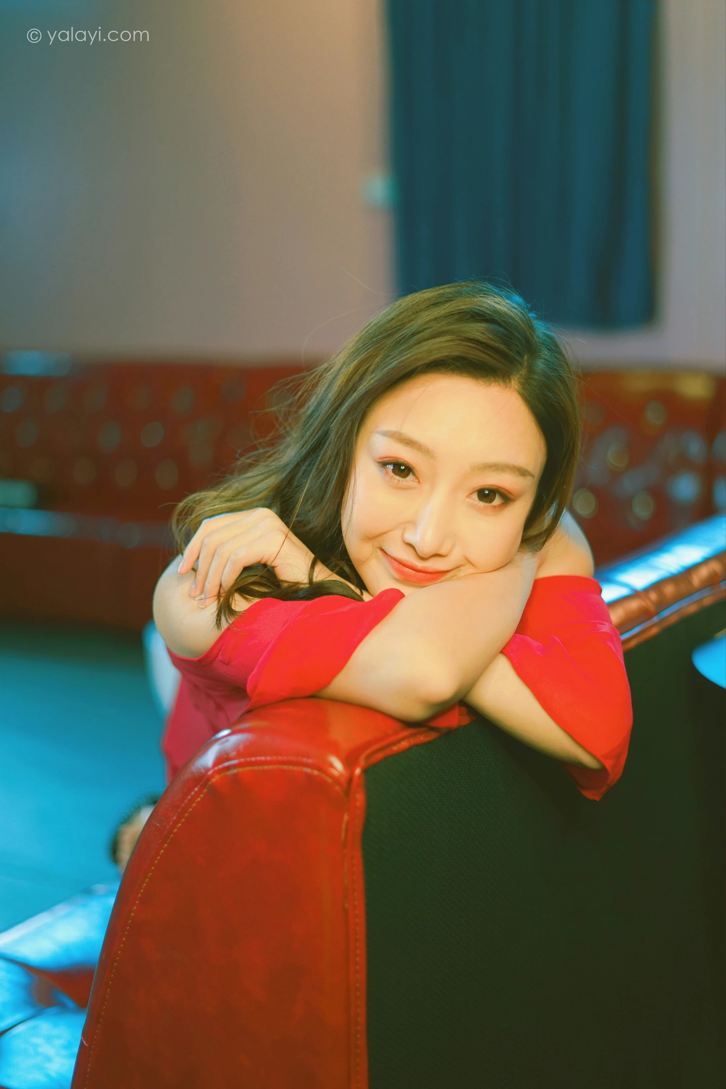 [YALAYI雅拉伊]2021.12.09 美好时光莫辜负 蕊思 红色吊带礼服裙性感私房写真集第8张