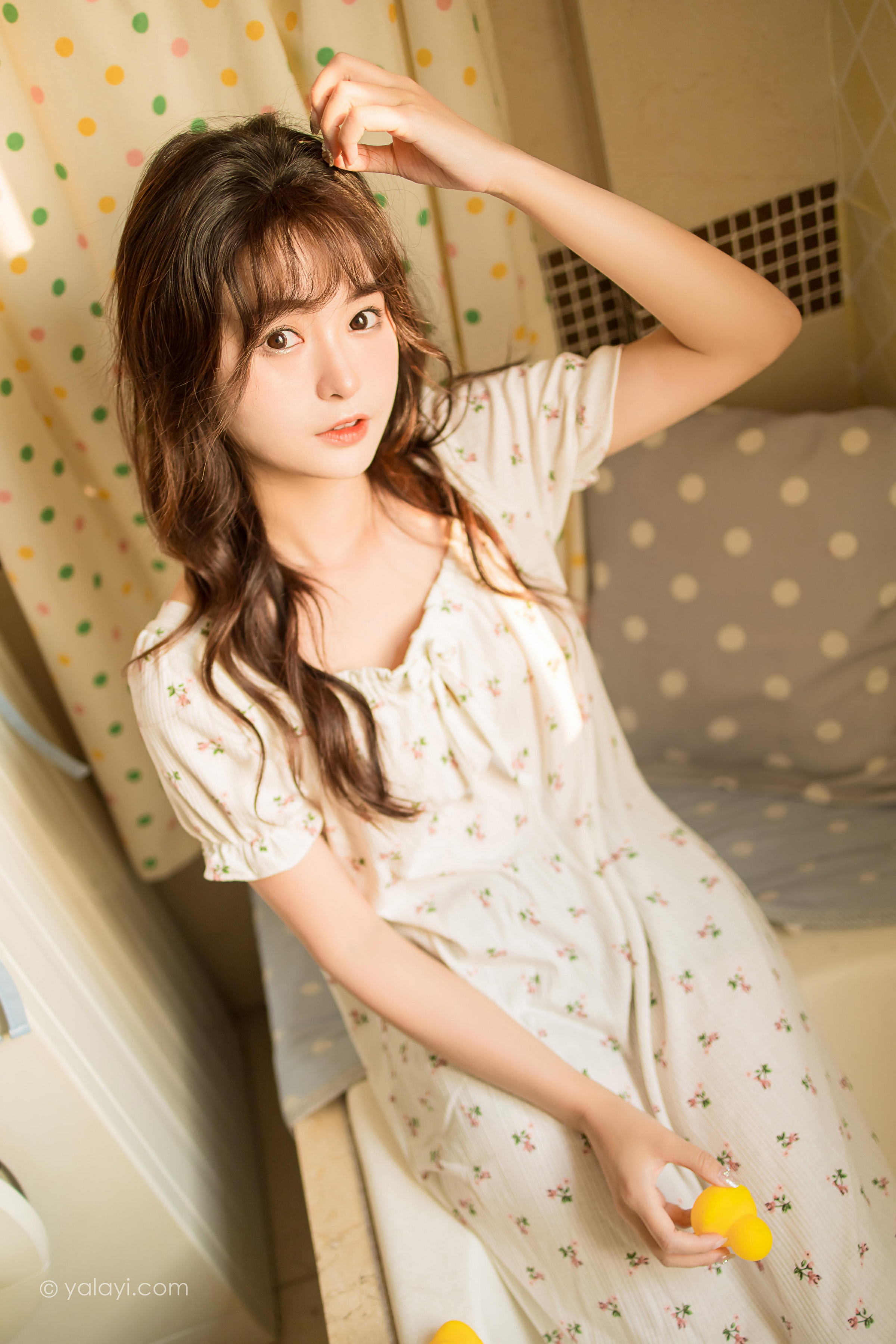 [YALAYI雅拉伊]2022.04.20 可爱的女孩 小亭 白色连身睡衣裙居家清纯写真集第2张