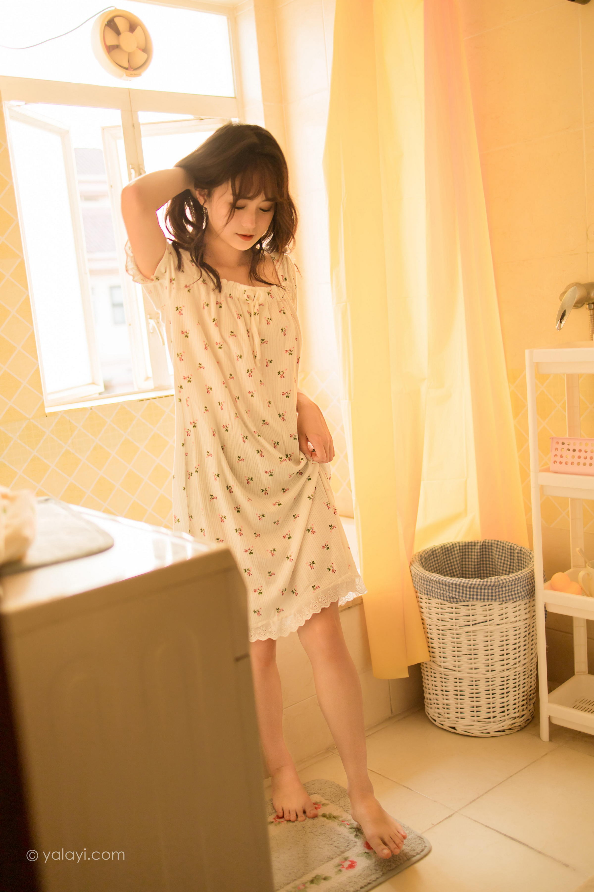 [YALAYI雅拉伊]2022.04.20 可爱的女孩 小亭 白色连身睡衣裙居家清纯写真集第13张