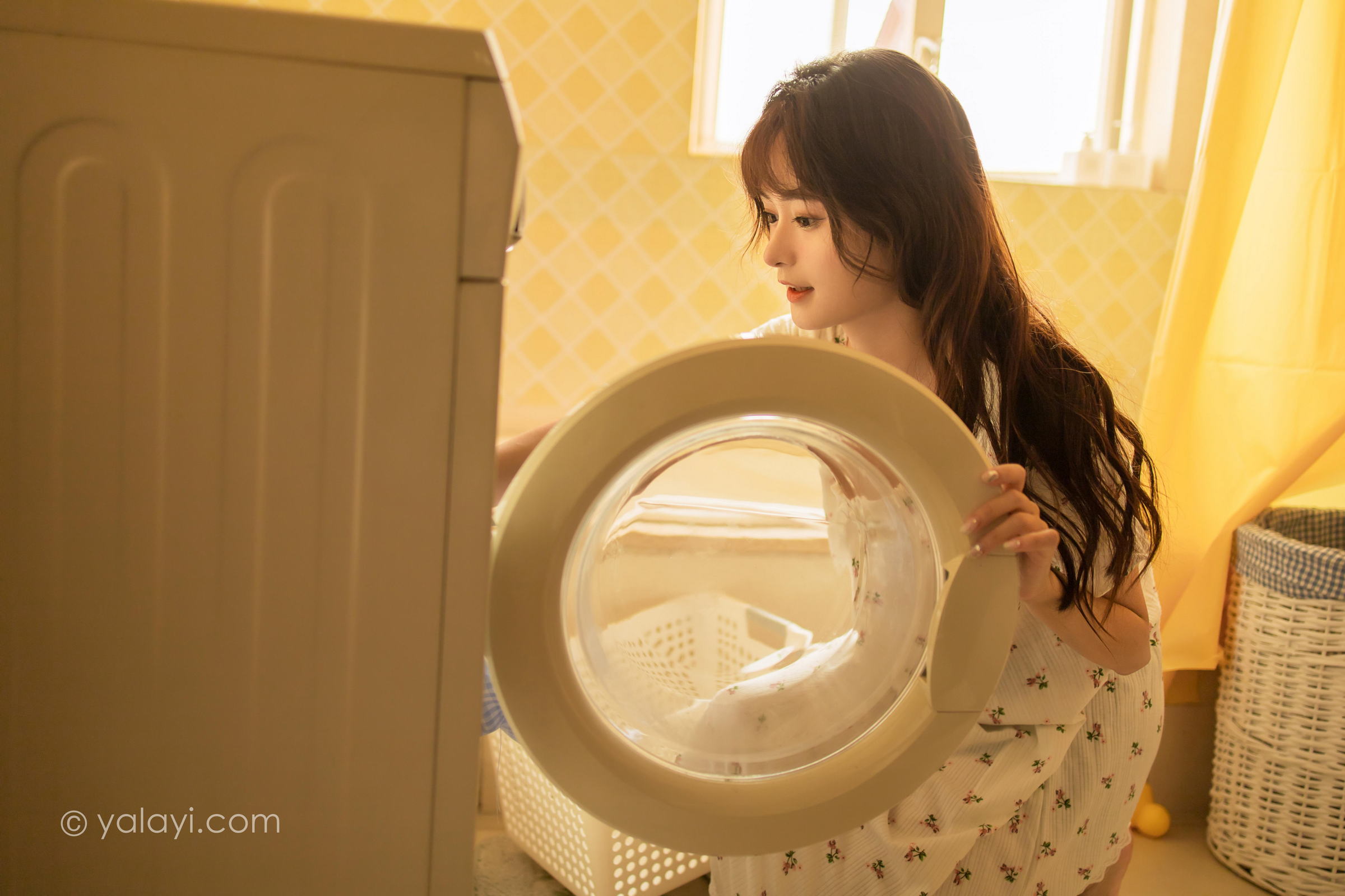 [YALAYI雅拉伊]2022.04.20 可爱的女孩 小亭 白色连身睡衣裙居家清纯写真集第5张