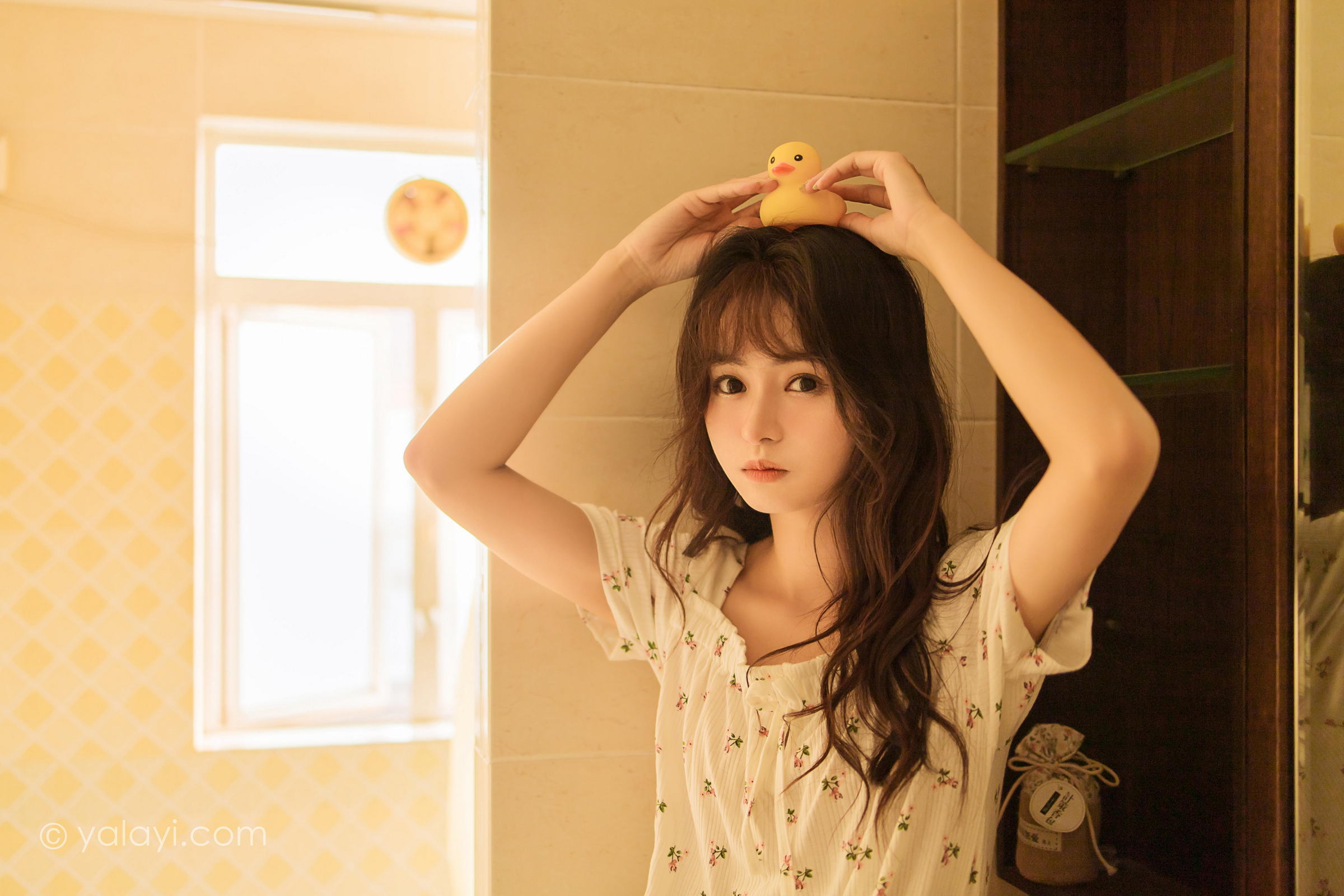 [YALAYI雅拉伊]2022.04.20 可爱的女孩 小亭 白色连身睡衣裙居家清纯写真集第7张