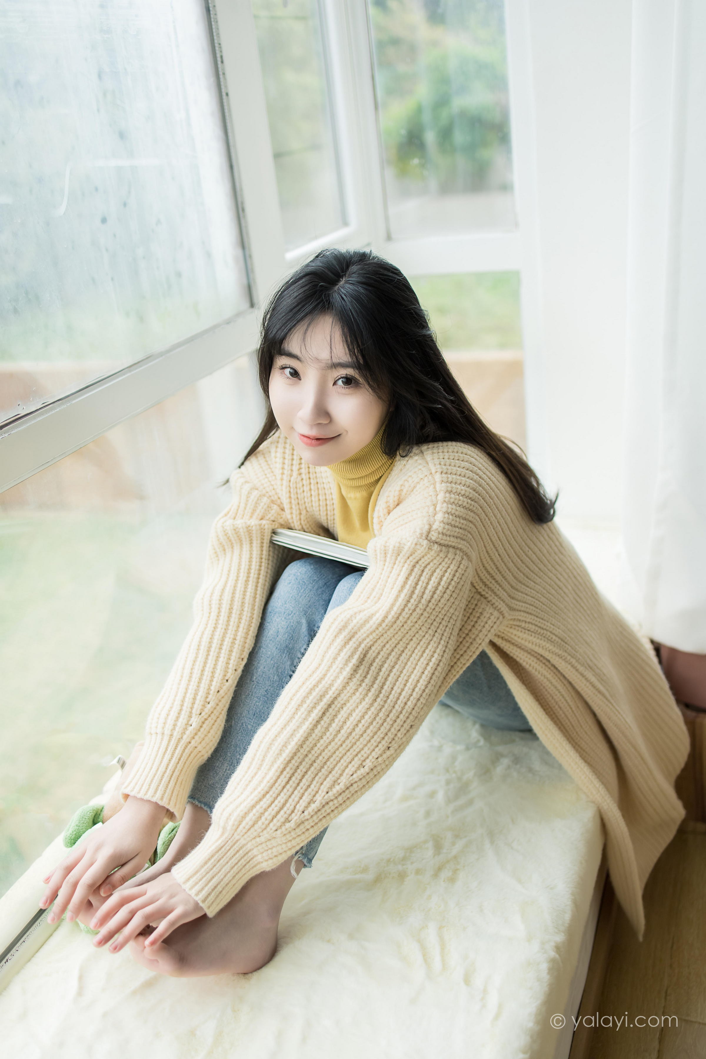 [YALAYI雅拉伊]2022.03.04 玉兰花 小乔 黄色毛衣加紧身牛仔裤居家清纯写真集第7张