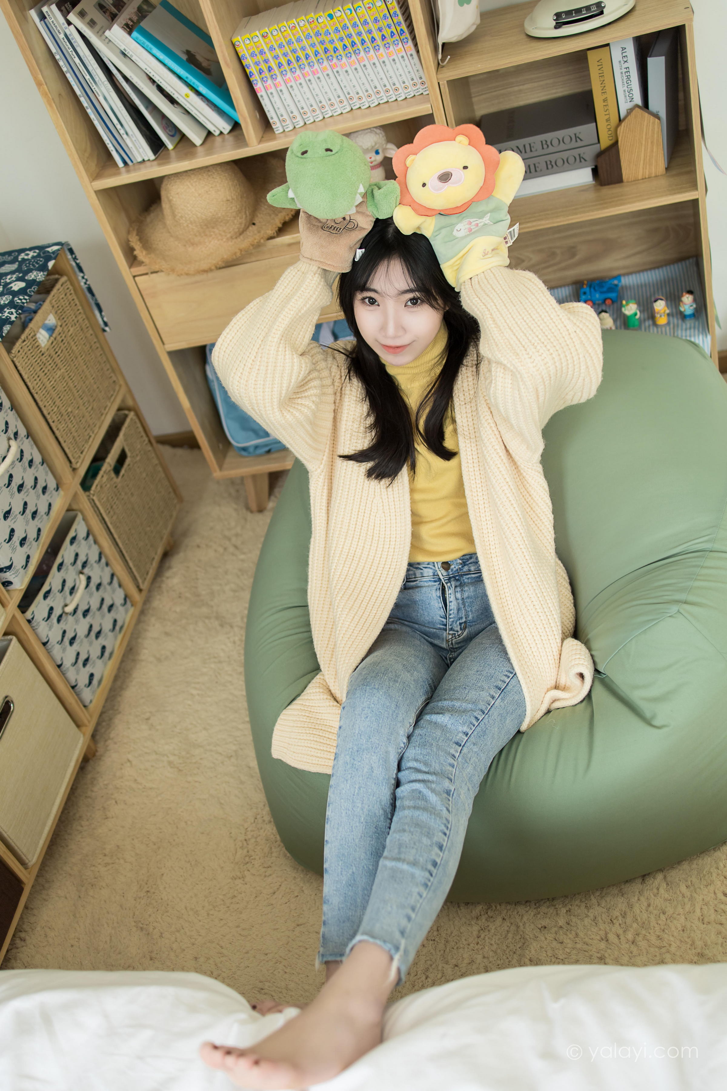 [YALAYI雅拉伊]2022.03.04 玉兰花 小乔 黄色毛衣加紧身牛仔裤居家清纯写真集第5张