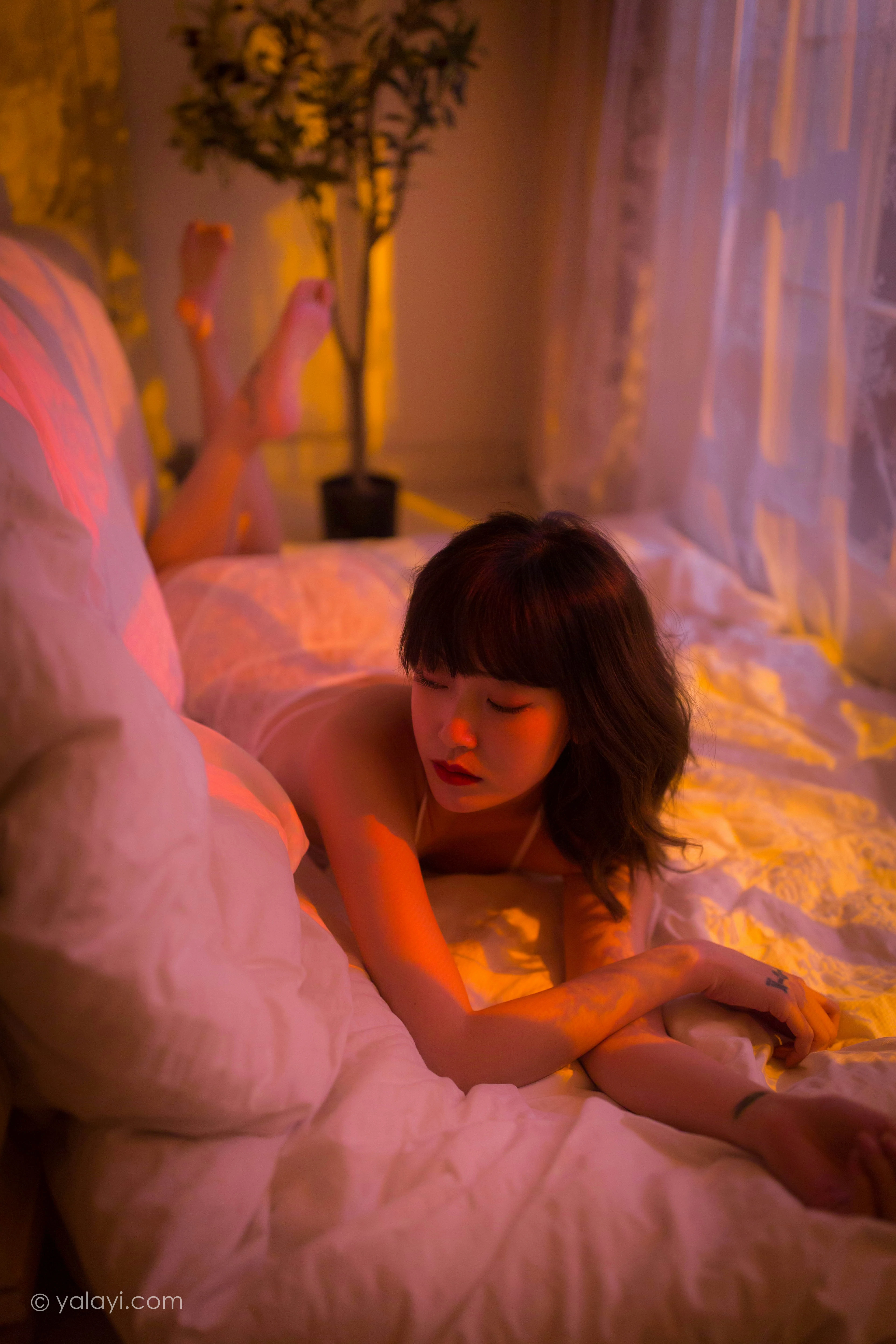 [YALAYI雅拉伊]NO.779 凝想之痕 臻儿 白色透视情趣蕾丝内衣性感私房写真集第7张