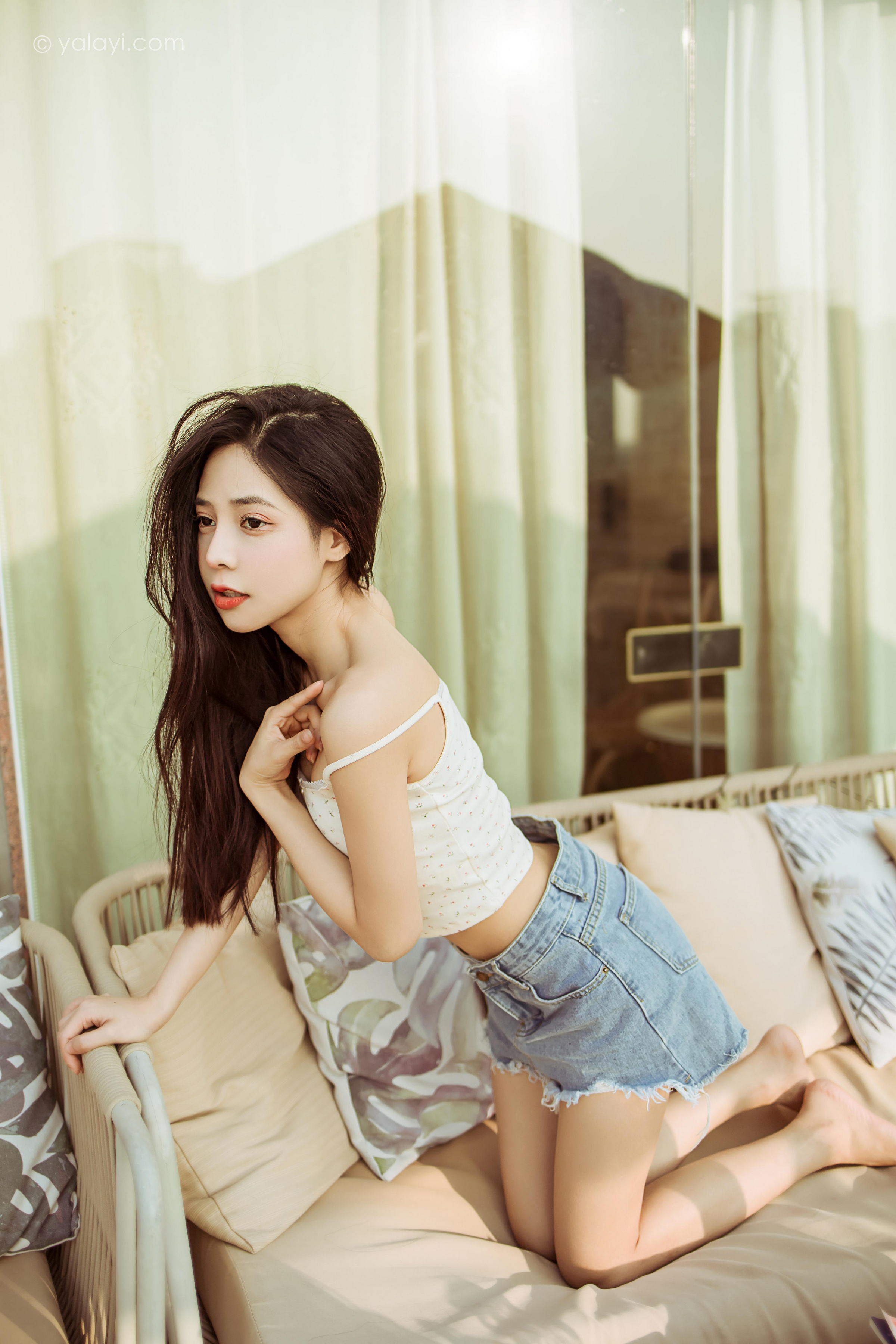 [YALAYI雅拉伊]2022.02.12 暖心情话 诗咏 白色蕾丝小背心加牛仔短裤性感私房写真集第6张