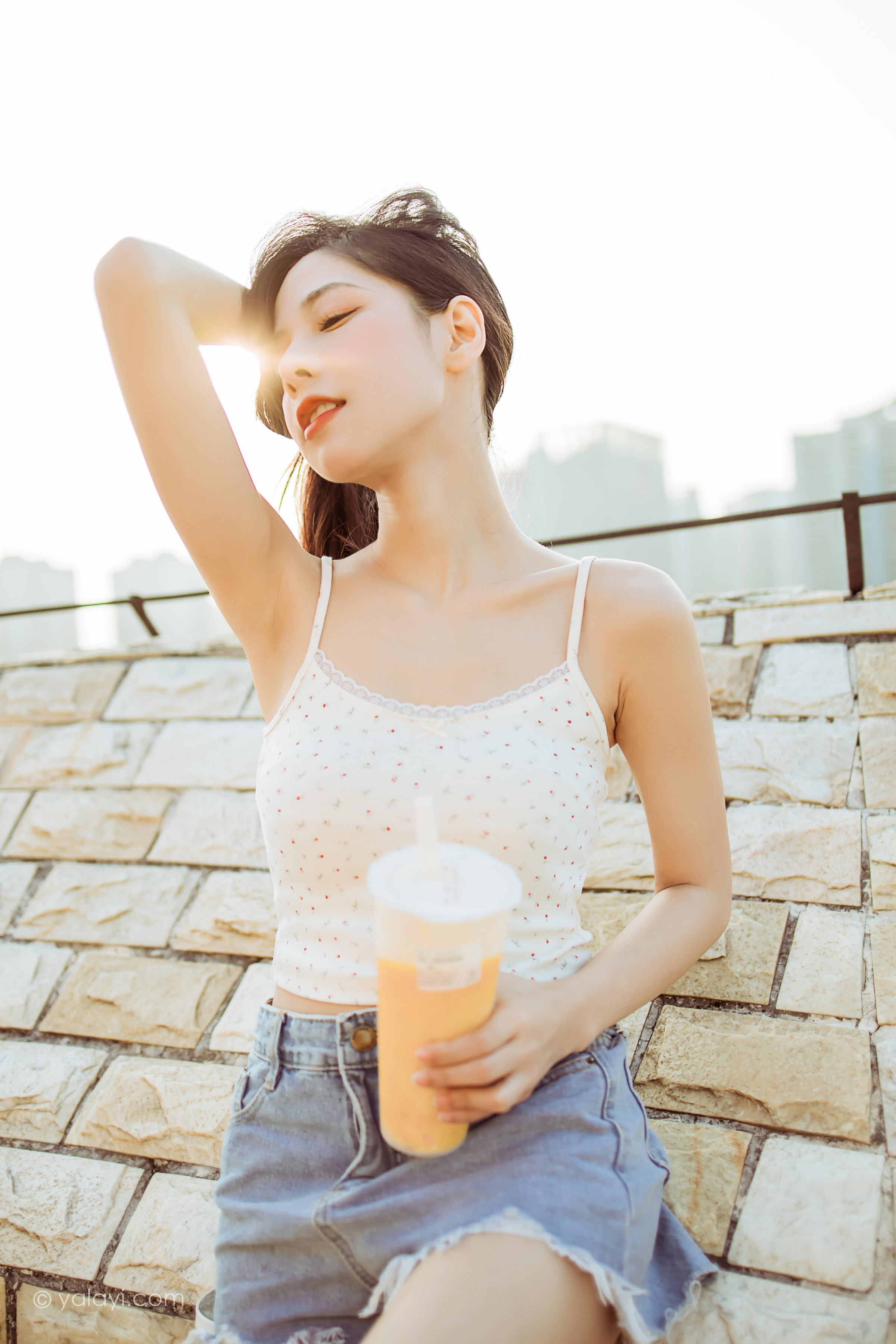 [YALAYI雅拉伊]2022.02.12 暖心情话 诗咏 白色蕾丝小背心加牛仔短裤性感私房写真集第13张