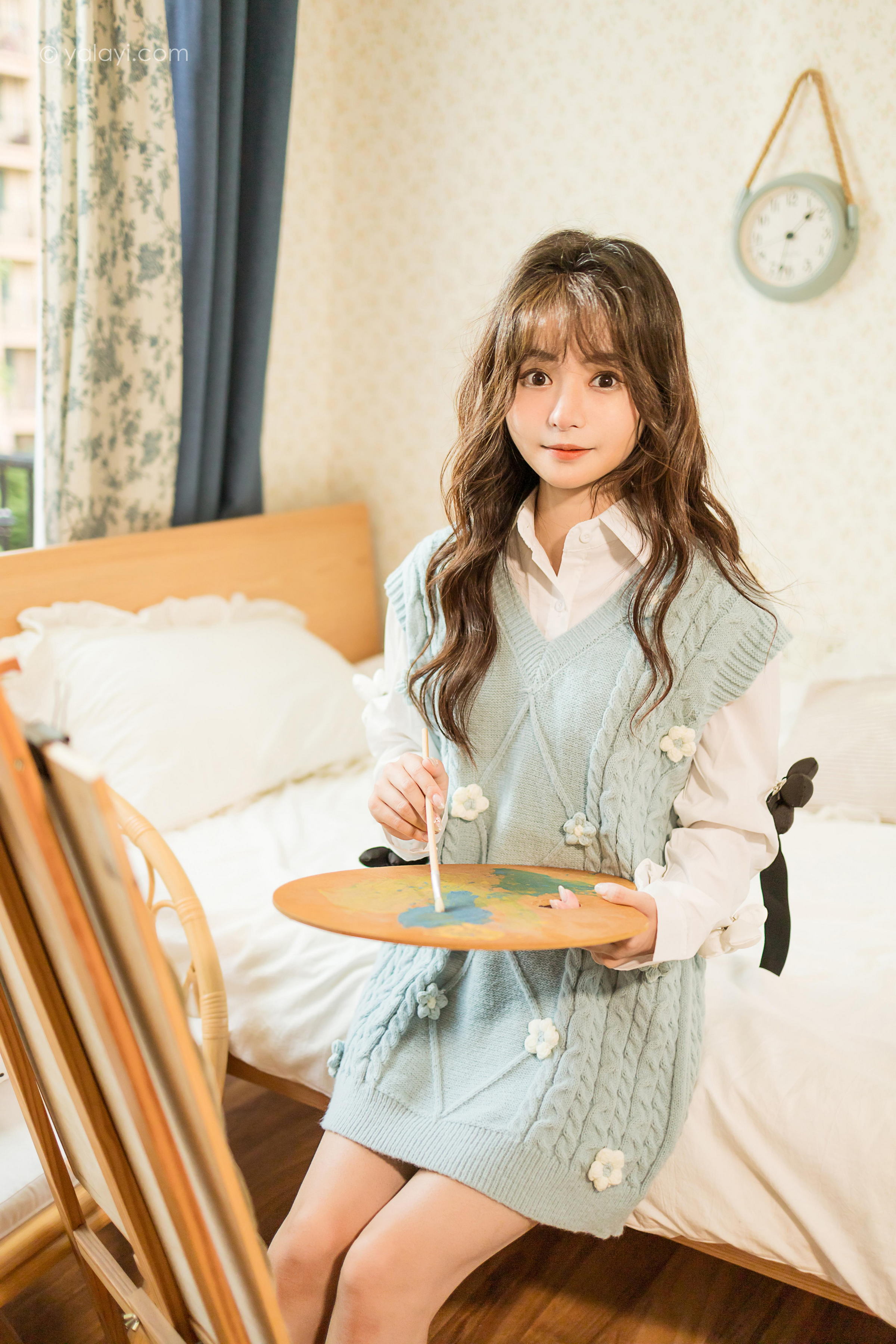 [YALAYI雅拉伊]2022.05.18 微微一笑 小亭 灰色镂空毛衣裙加白色衬衫清纯写真集第2张