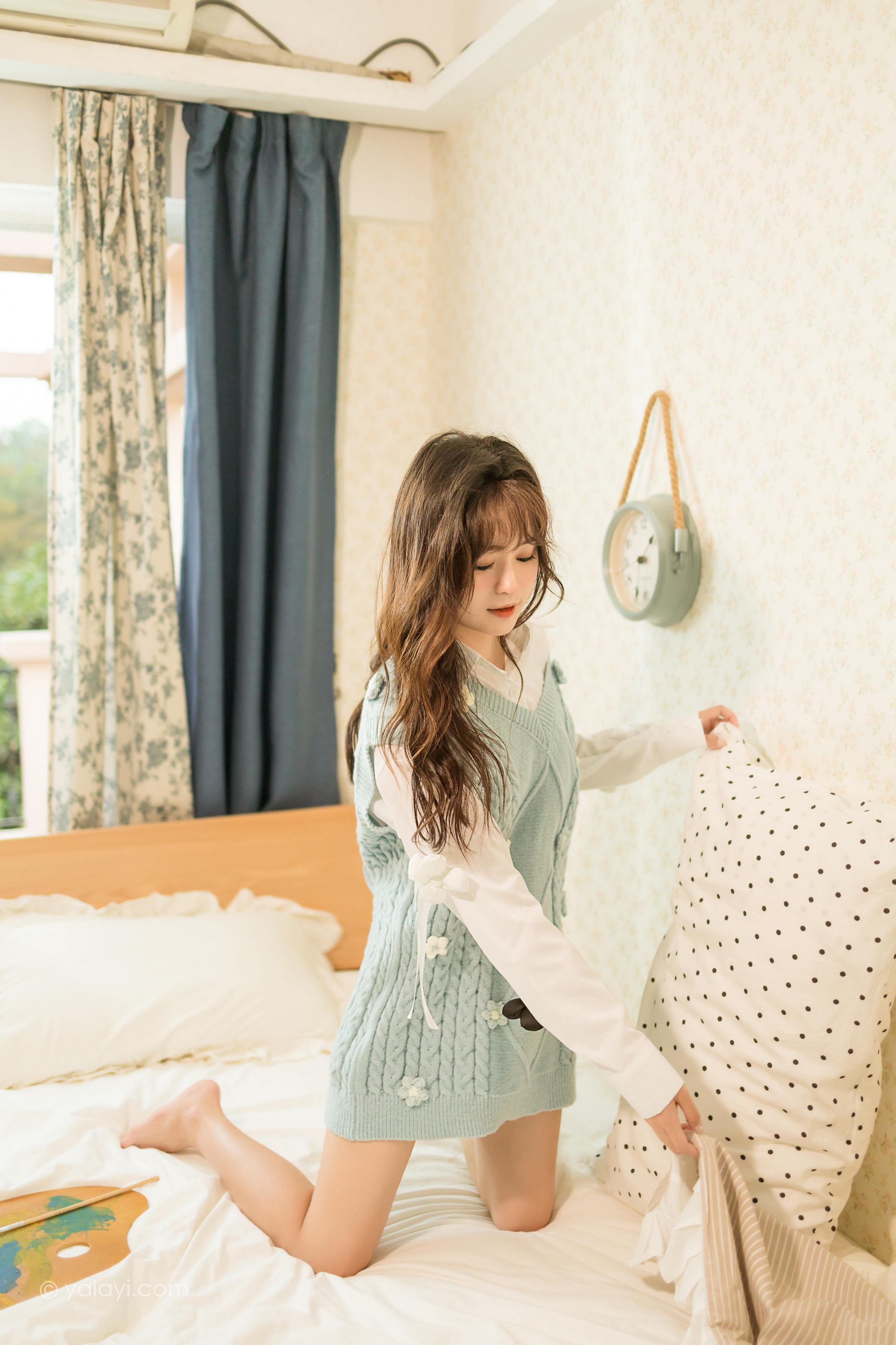 [YALAYI雅拉伊]2022.05.18 微微一笑 小亭 灰色镂空毛衣裙加白色衬衫清纯写真集第3张