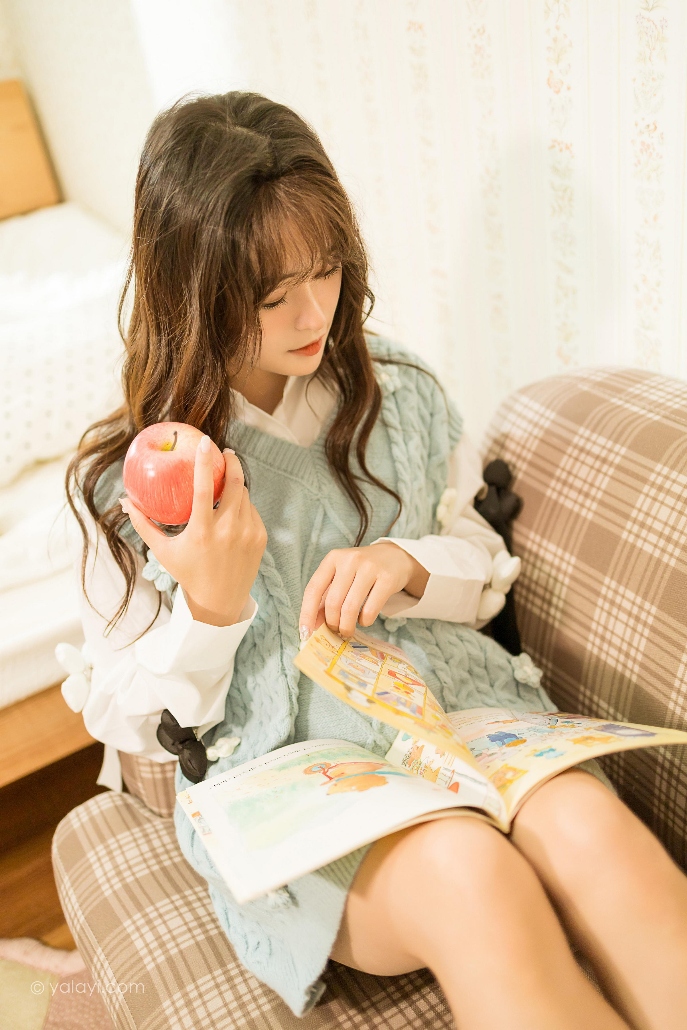 [YALAYI雅拉伊]2022.05.18 微微一笑 小亭 灰色镂空毛衣裙加白色衬衫清纯写真集第11张