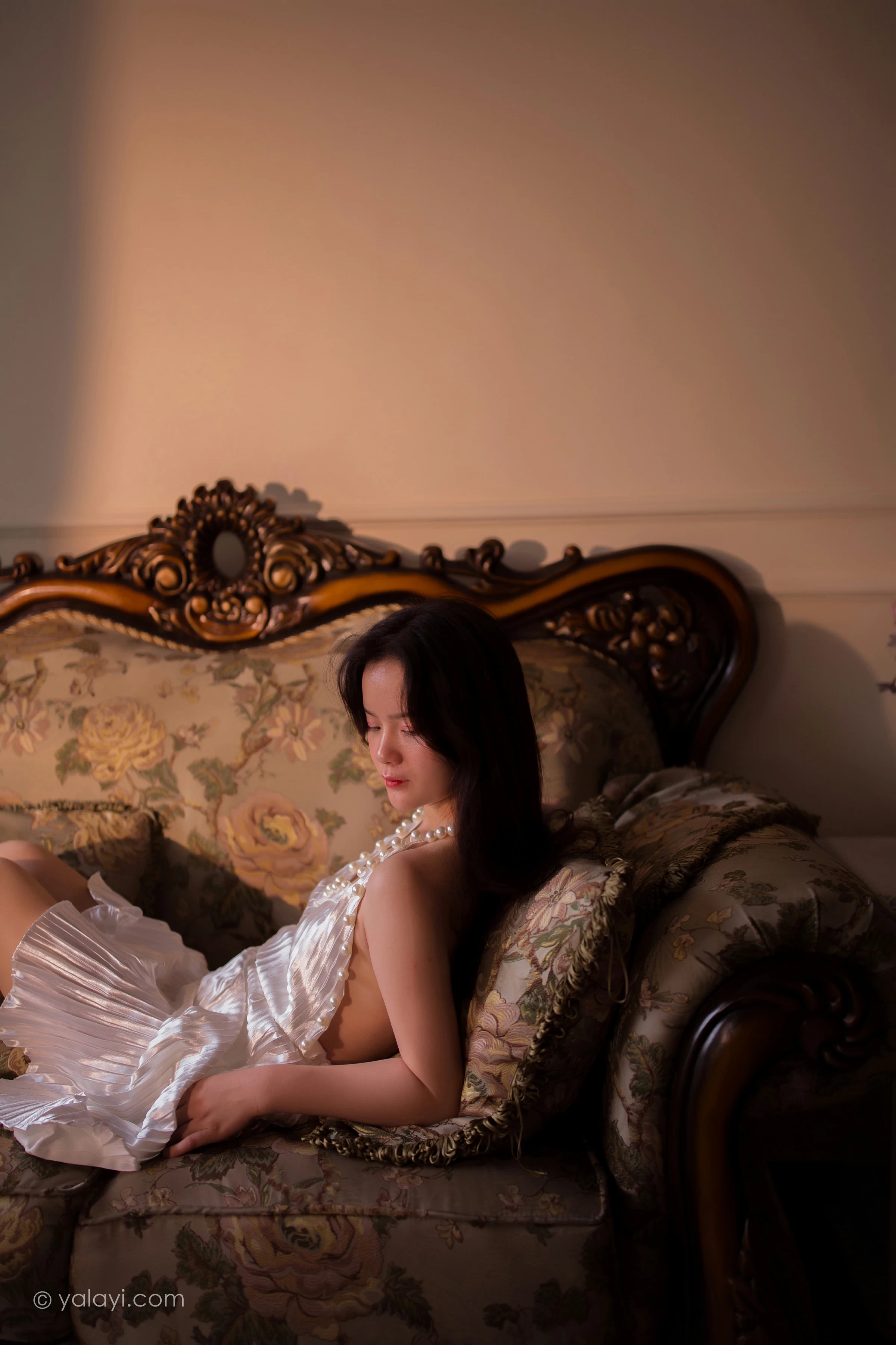 [YALAYI雅拉伊]NO.675 《月亮公主》 珍珠 白色吊脖裸背连衣裙性感私房写真集第4张