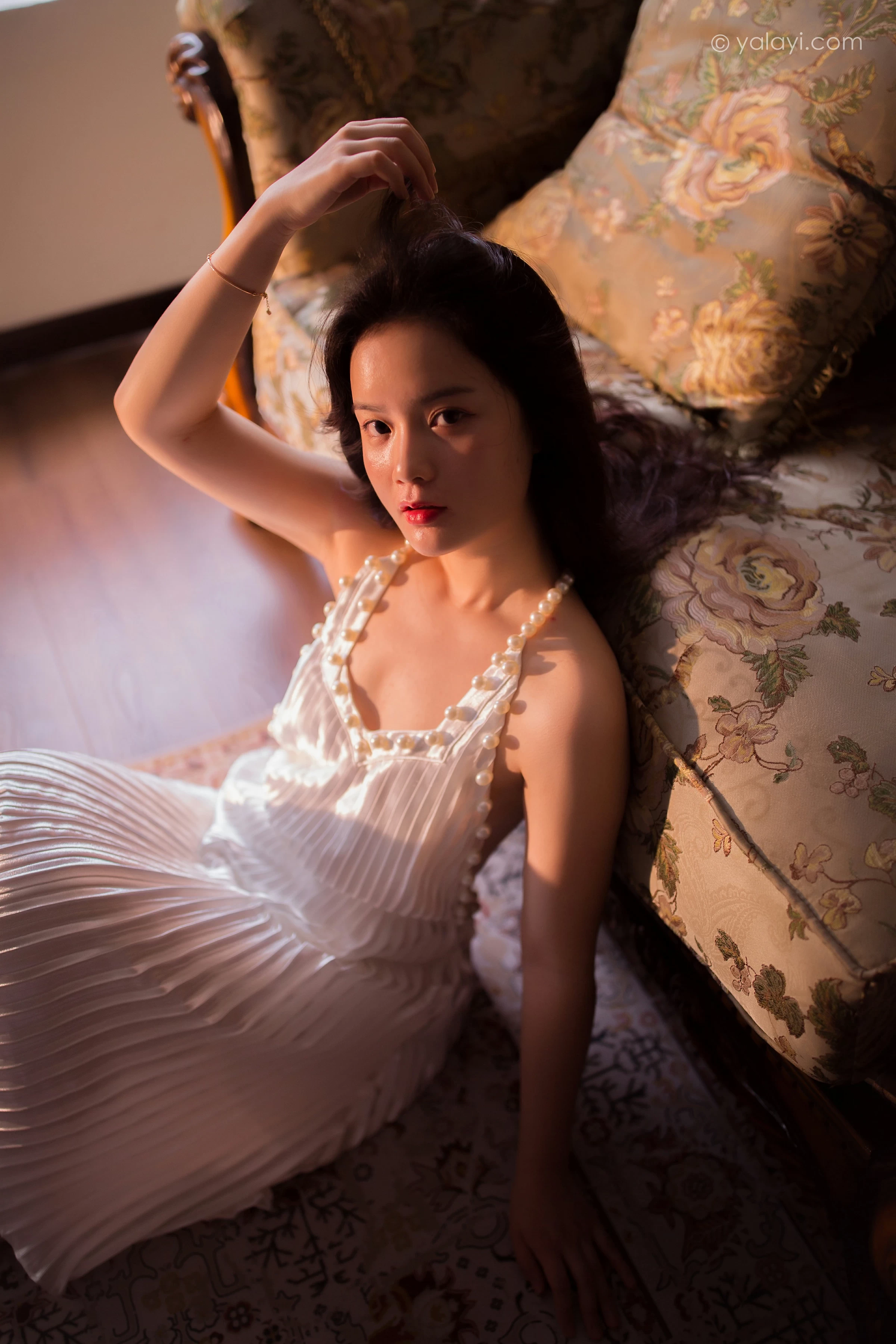 [YALAYI雅拉伊]NO.675 《月亮公主》 珍珠 白色吊脖裸背连衣裙性感私房写真集第2张