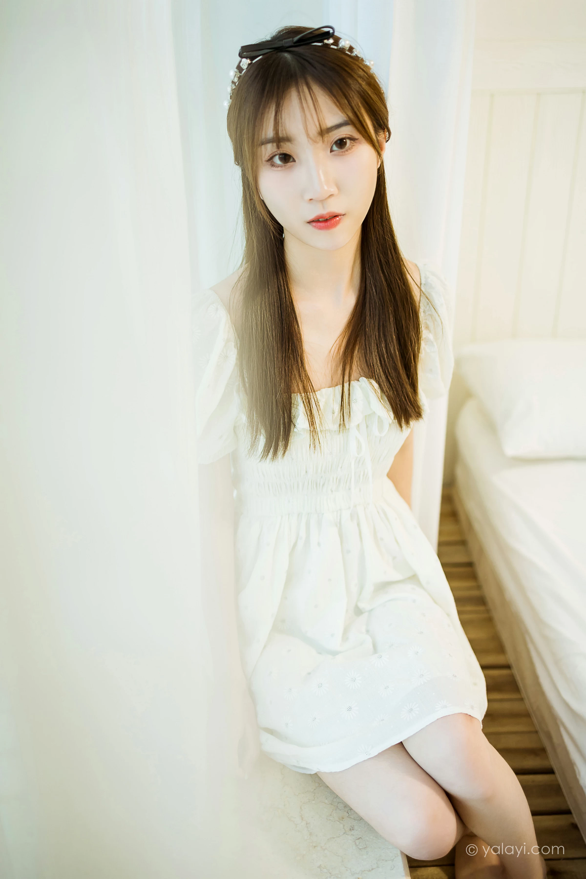 [YALAYI雅拉伊]NO.727 《甜美女友爱花艺》 小乔 白色裸背连衣裙居家写真第6张