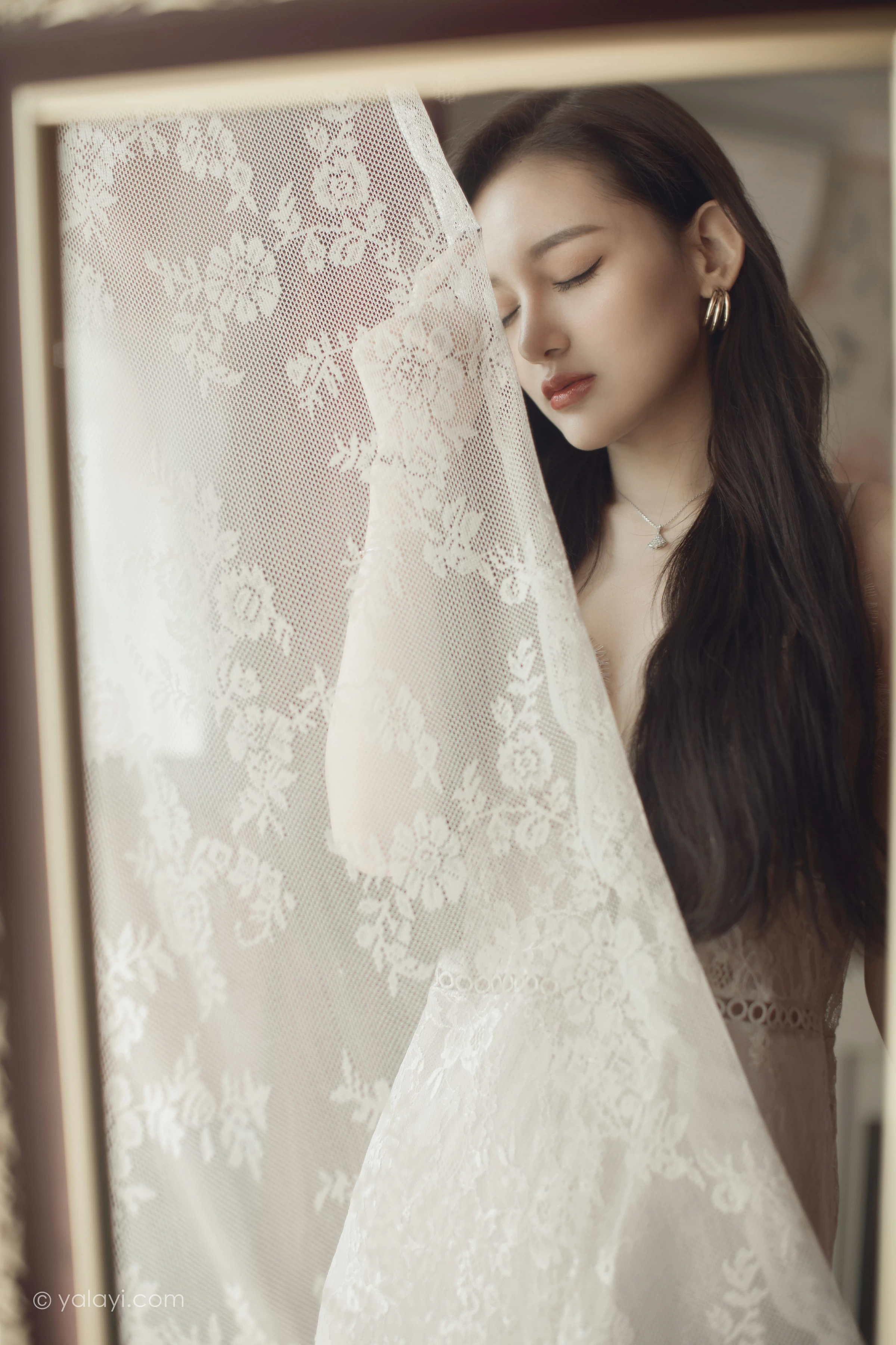 [YALAYI雅拉伊]NO.665 《无问》 刘子炀 白色透视蕾丝连衣裙性感私房写真集第4张