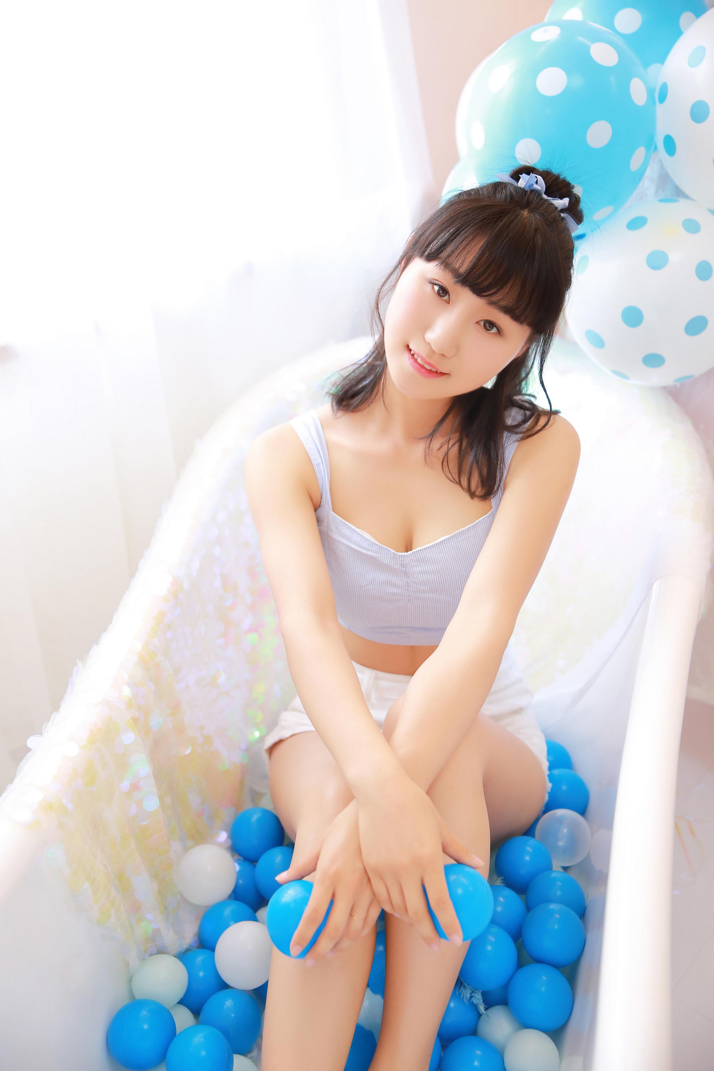 [YALAYI雅拉伊]2022.06.28 青春时光 阳光少女 白色短裤加小背心与粉色吊带蕾丝舞蹈裙清纯写真集第2张