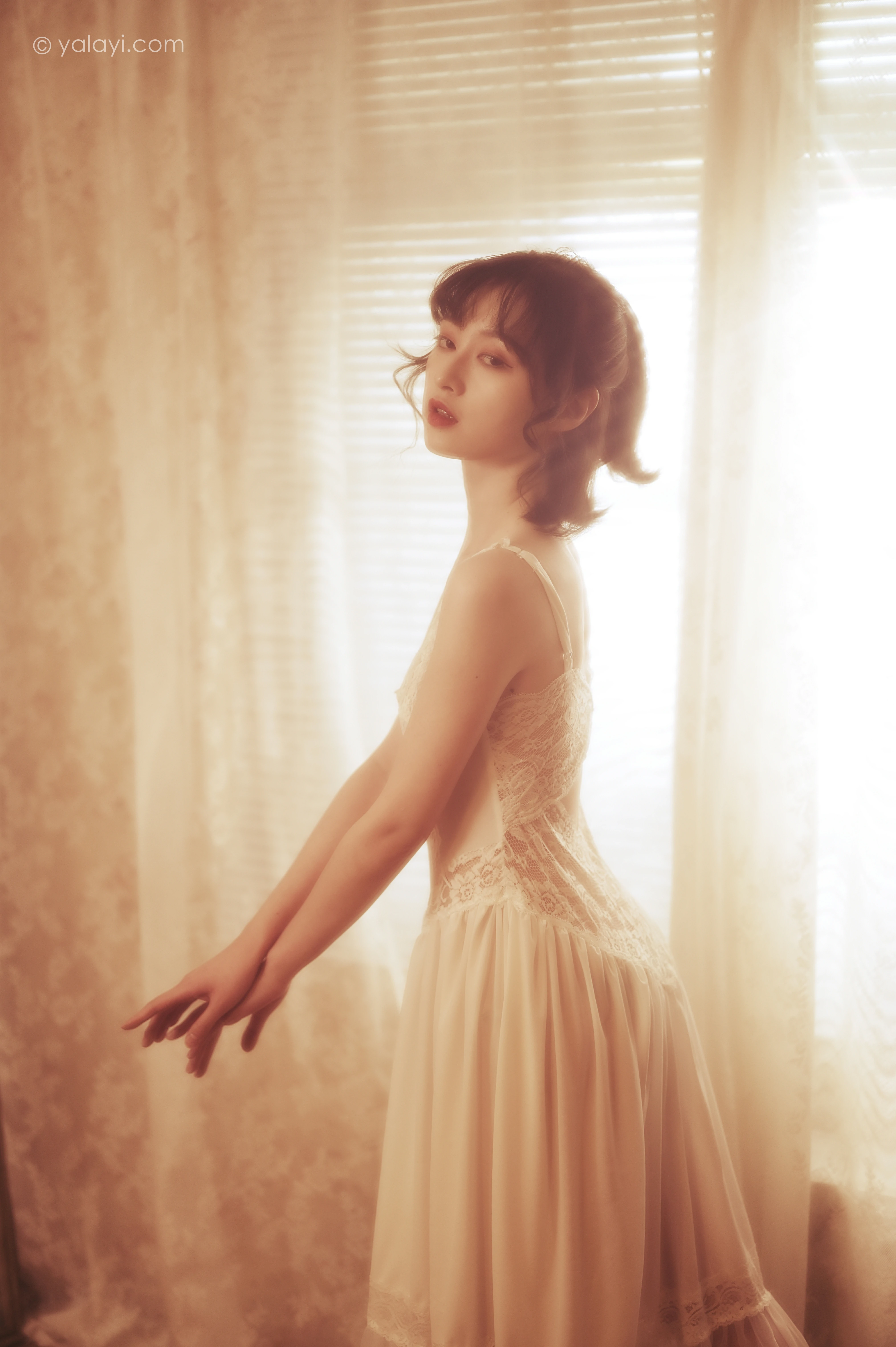 [YALAYI雅拉伊]NO.780 也曾优雅 京京 白色透视蕾丝连衣裙性感写真集第2张