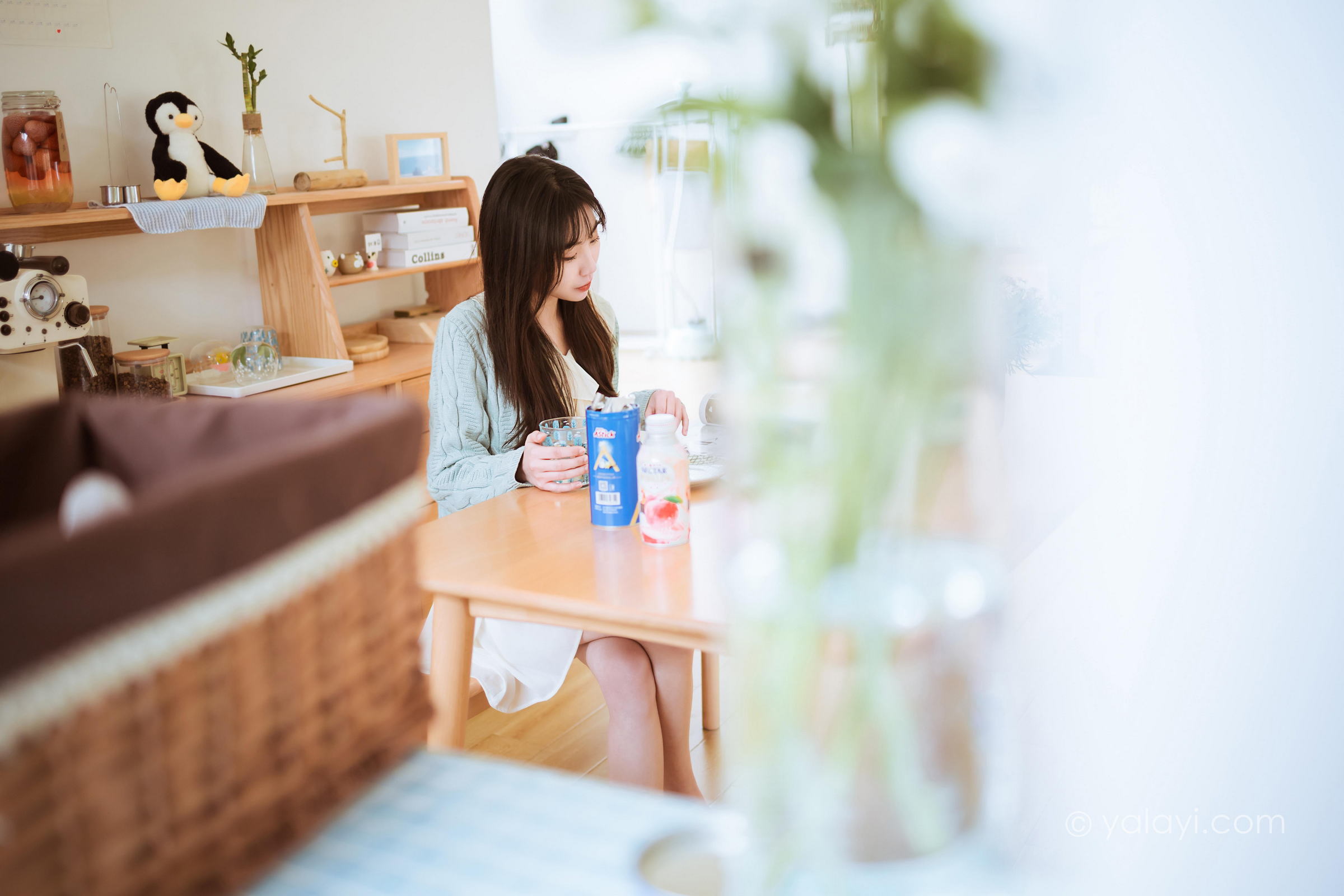 [YALAYI雅拉伊]2022.04.08 优雅永不过时 小乔 白色毛衣加连衣裙清纯写真集第2张