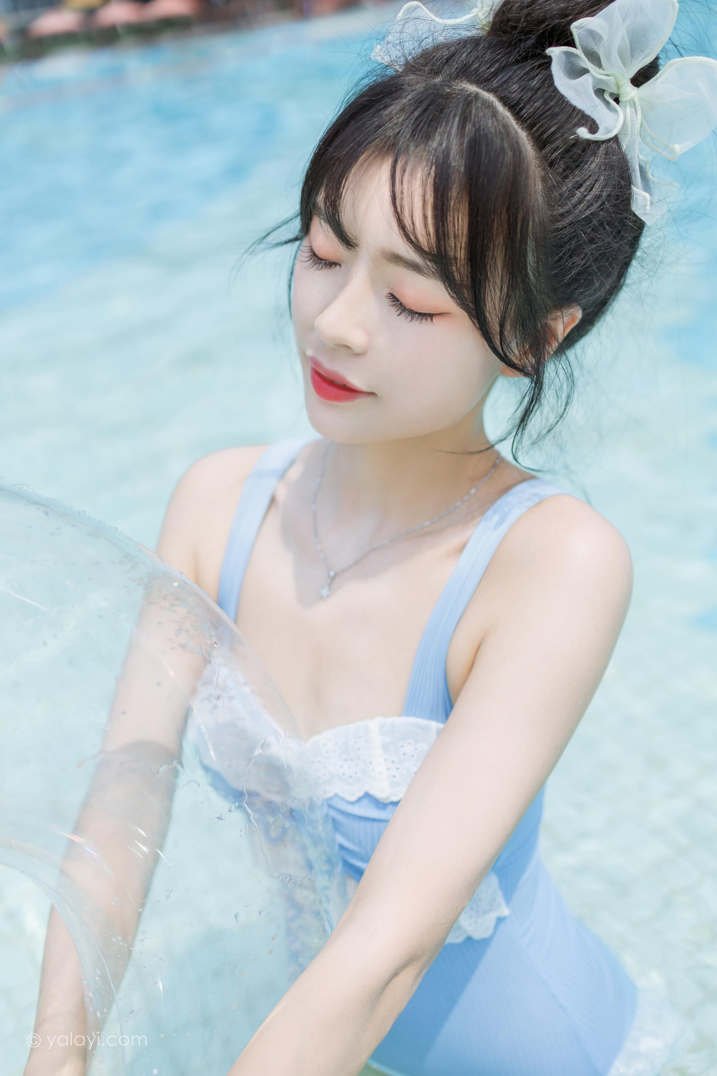 [YALAYI雅拉伊]2022.10.11 假日阳光 程小蝶 蓝色连体比基尼泳装性感写真集第10张