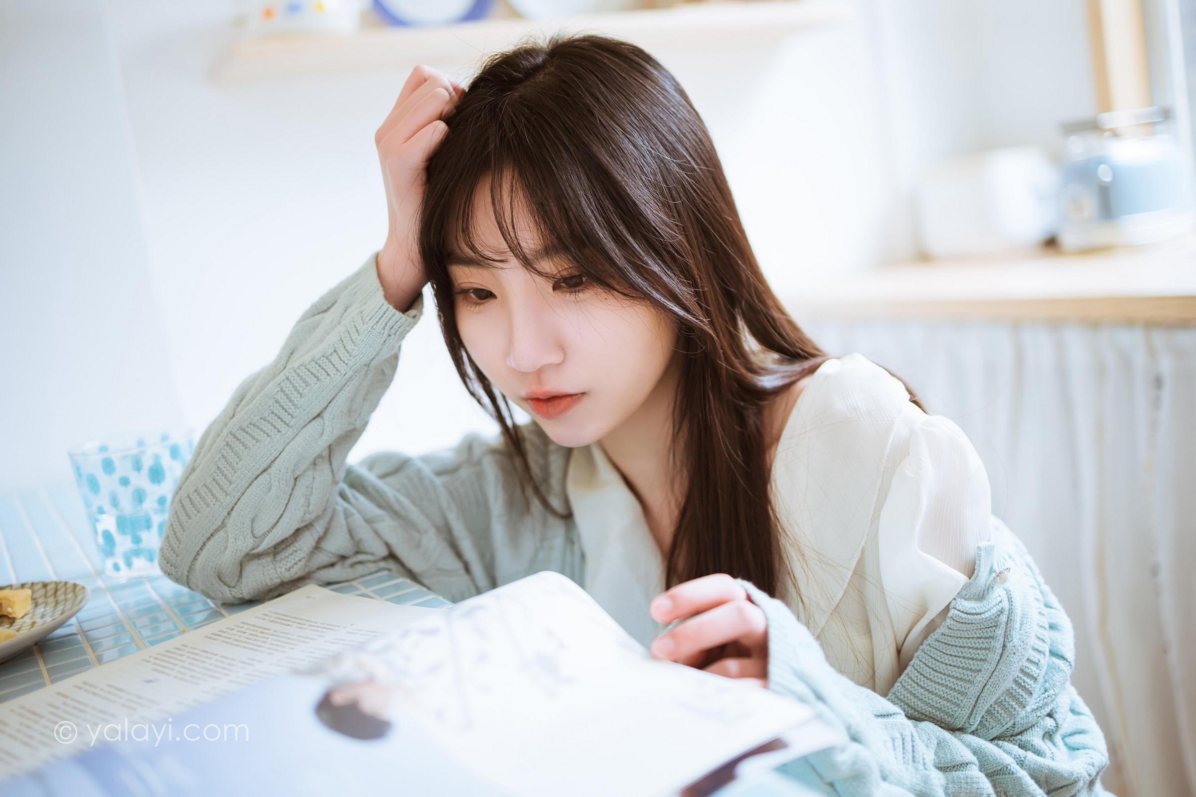 [YALAYI雅拉伊]2022.04.08 优雅永不过时 小乔 白色毛衣加连衣裙清纯写真集第10张