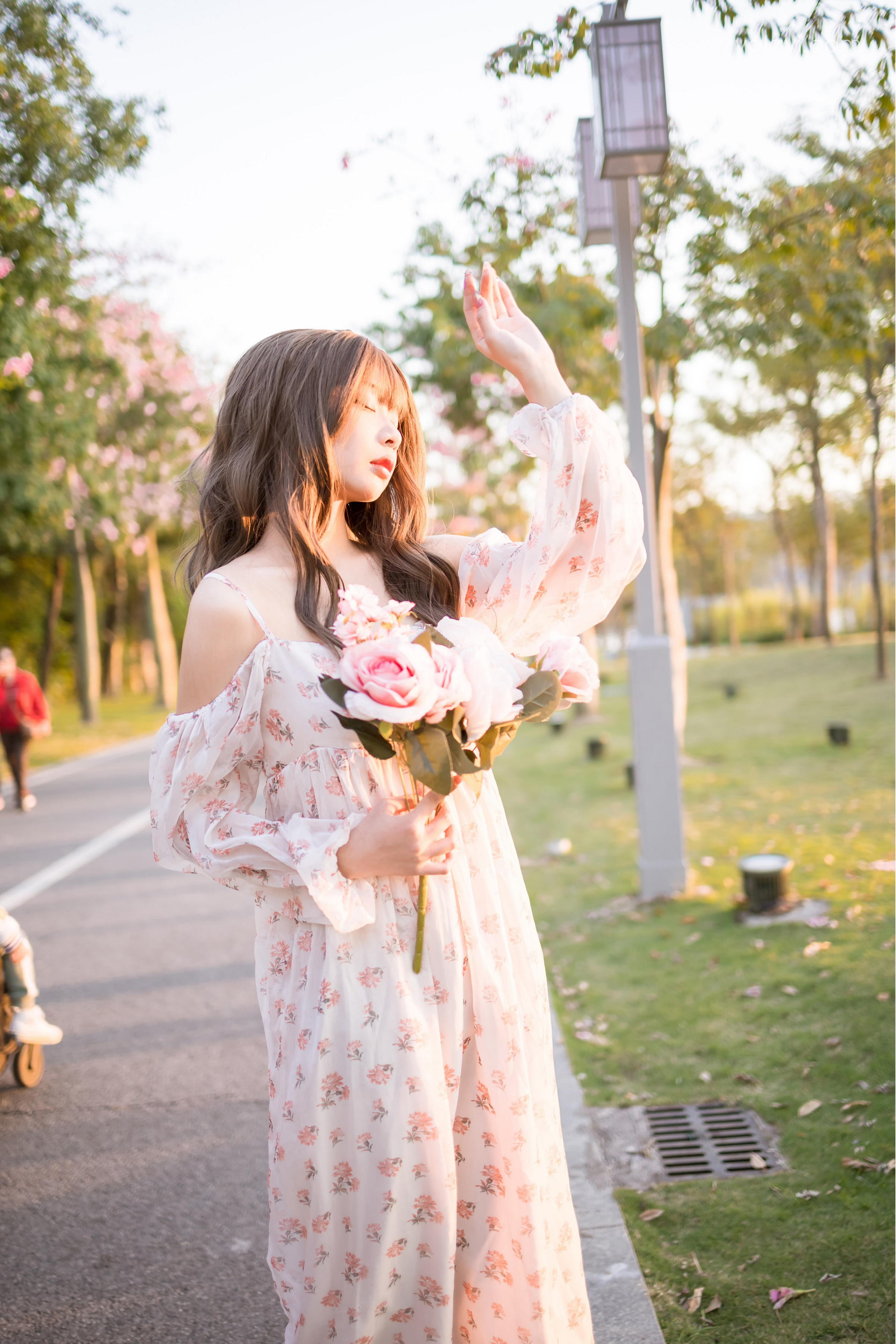 [YALAYI雅拉伊]2022.02.16 希望的阳光 阿禾 白色透视吊带连衣裙公园休闲写真集第11张