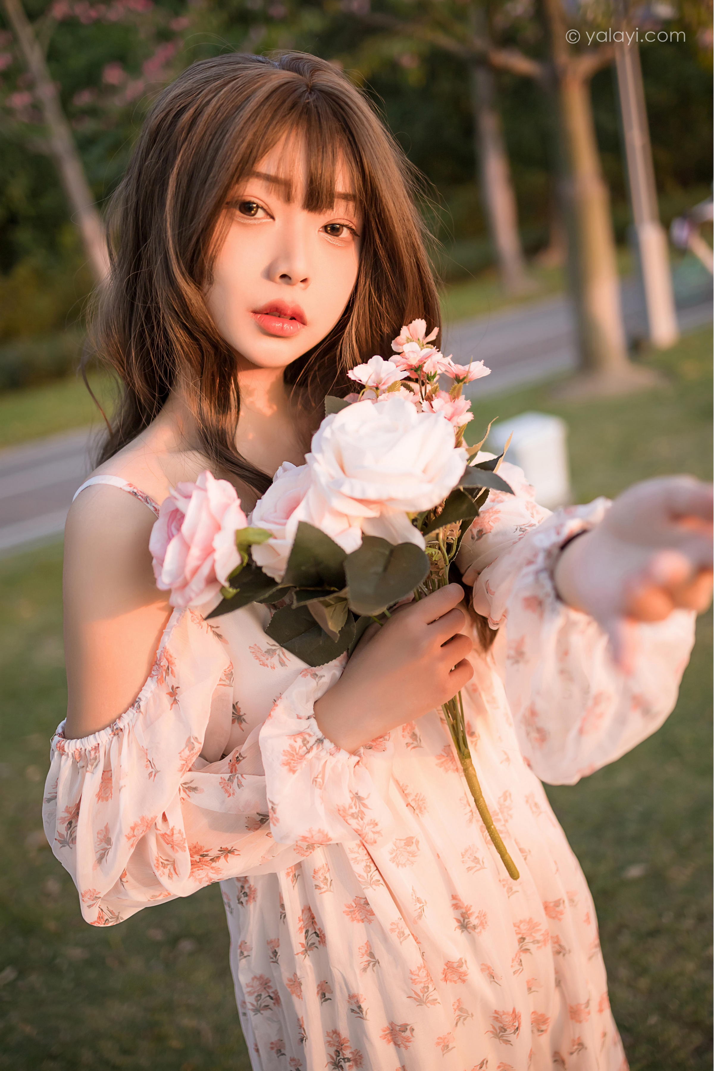 [YALAYI雅拉伊]2022.02.16 希望的阳光 阿禾 白色透视吊带连衣裙公园休闲写真集第13张