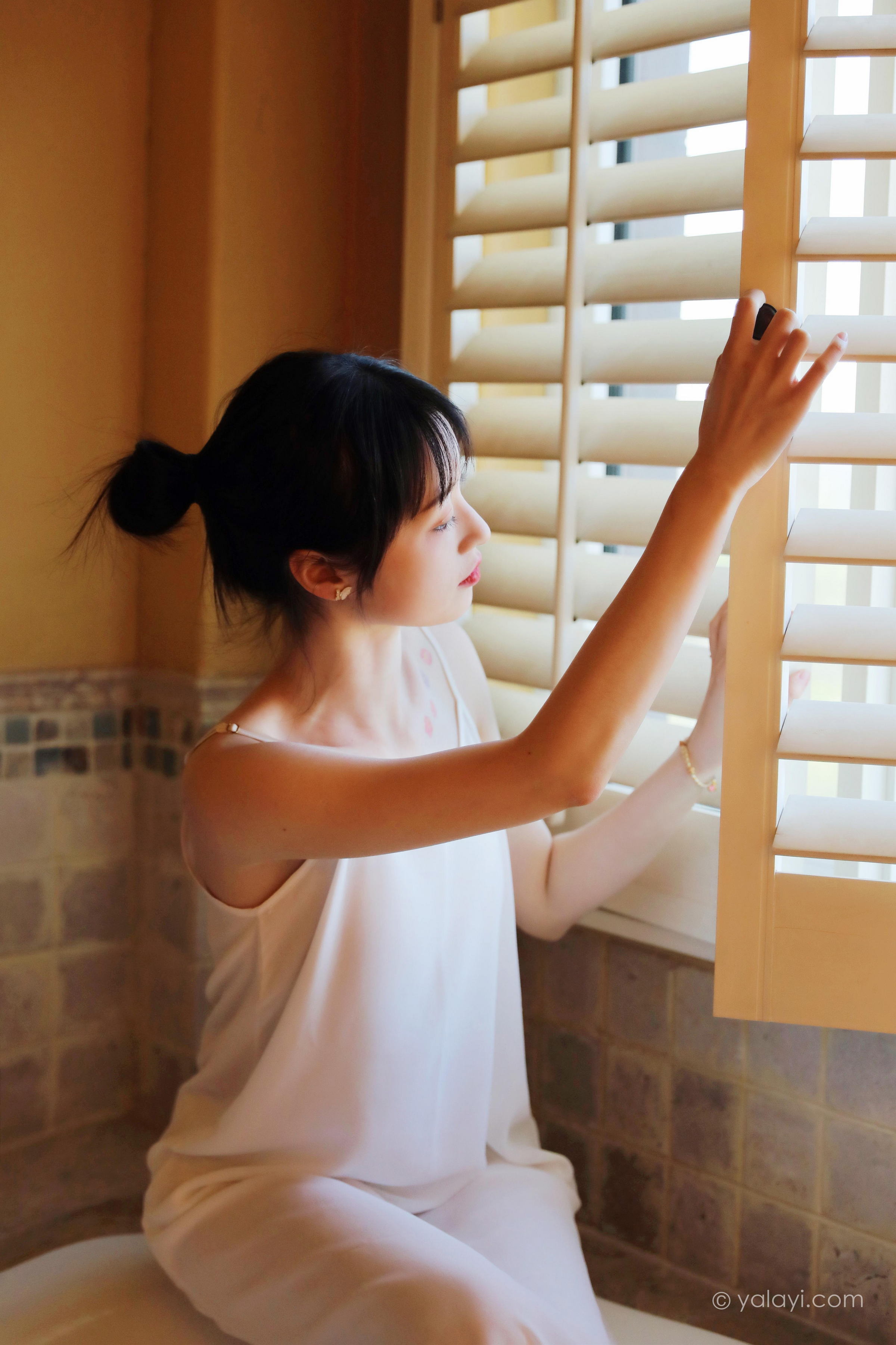 [YALAYI雅拉伊]2022.05.20 不是风景 京京 白色透视镂空披肩加橙色吊带睡衣裙性感写真集第8张