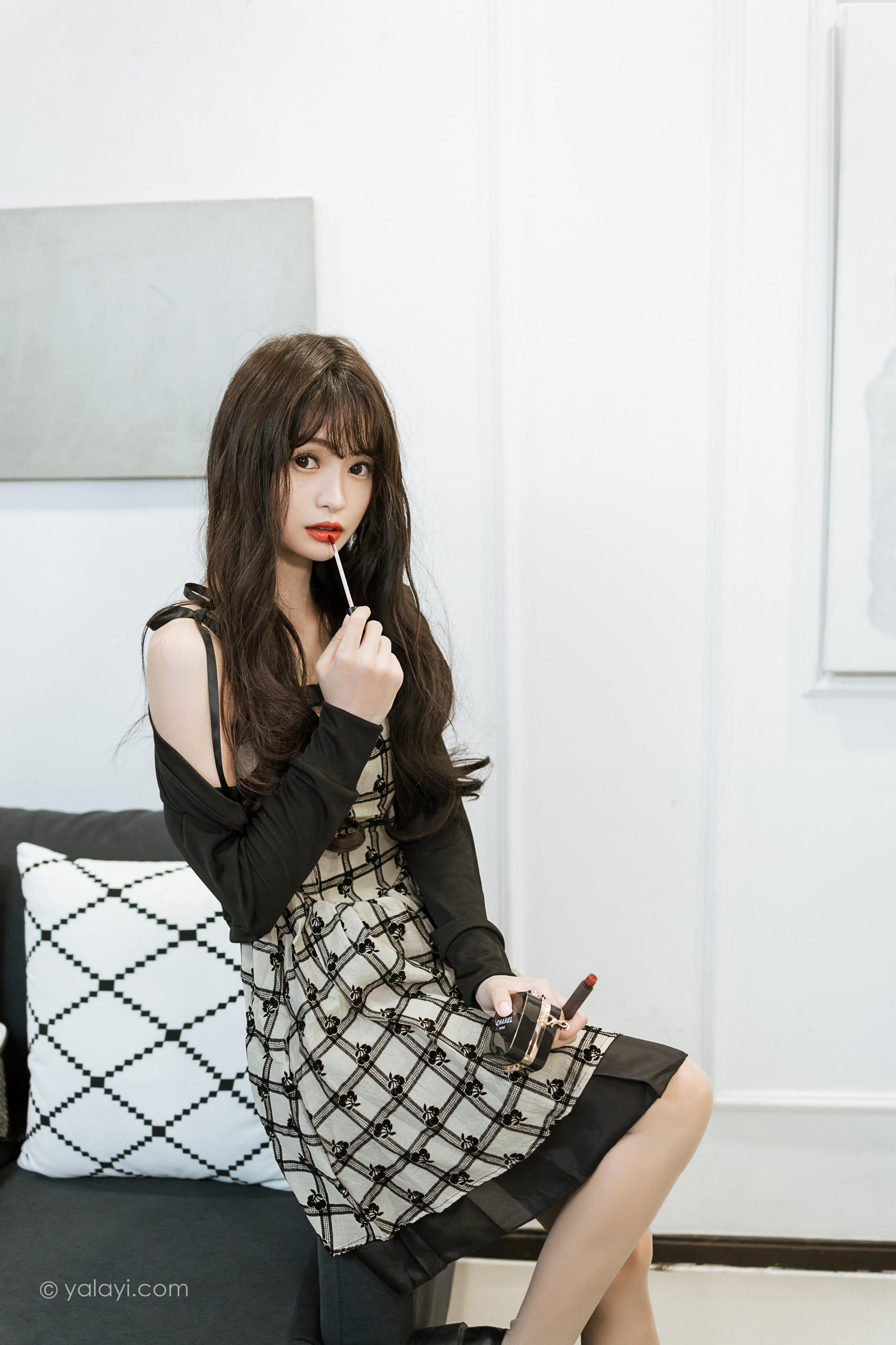 [YALAYI雅拉伊]2022.09.05 温柔的夜 小亭 黑色小外套加白色格子连衣裙居家清纯写真集第8张