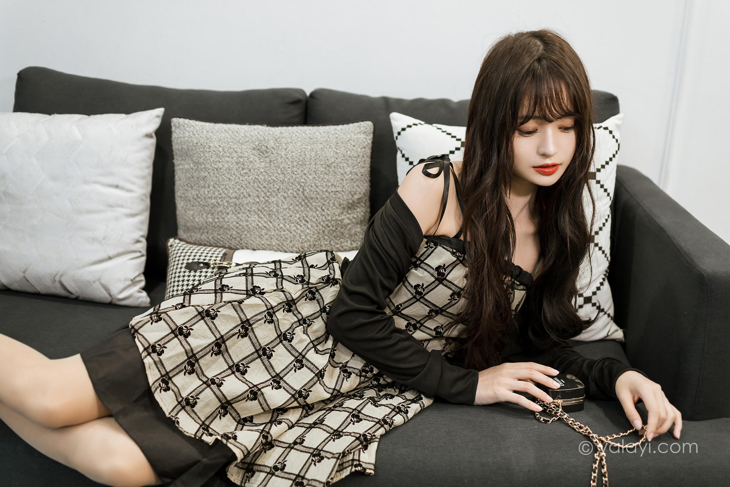 [YALAYI雅拉伊]2022.09.05 温柔的夜 小亭 黑色小外套加白色格子连衣裙居家清纯写真集第11张