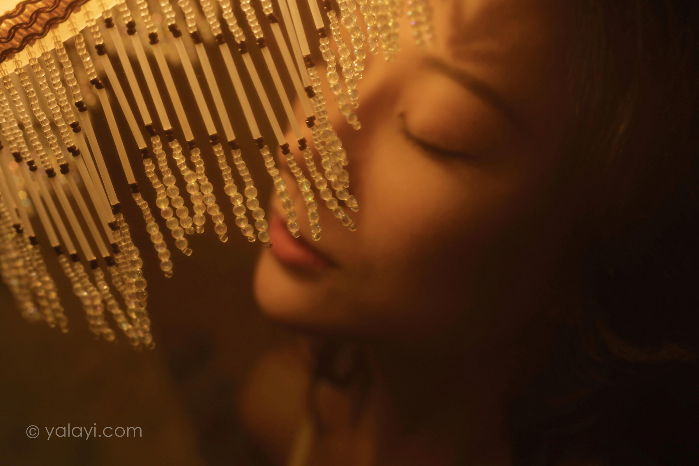 [YALAYI雅拉伊]2022.10.12 她是谁 何嘉颖 白色蕾丝内衣加开叉长裙居家性感私房写真集第9张