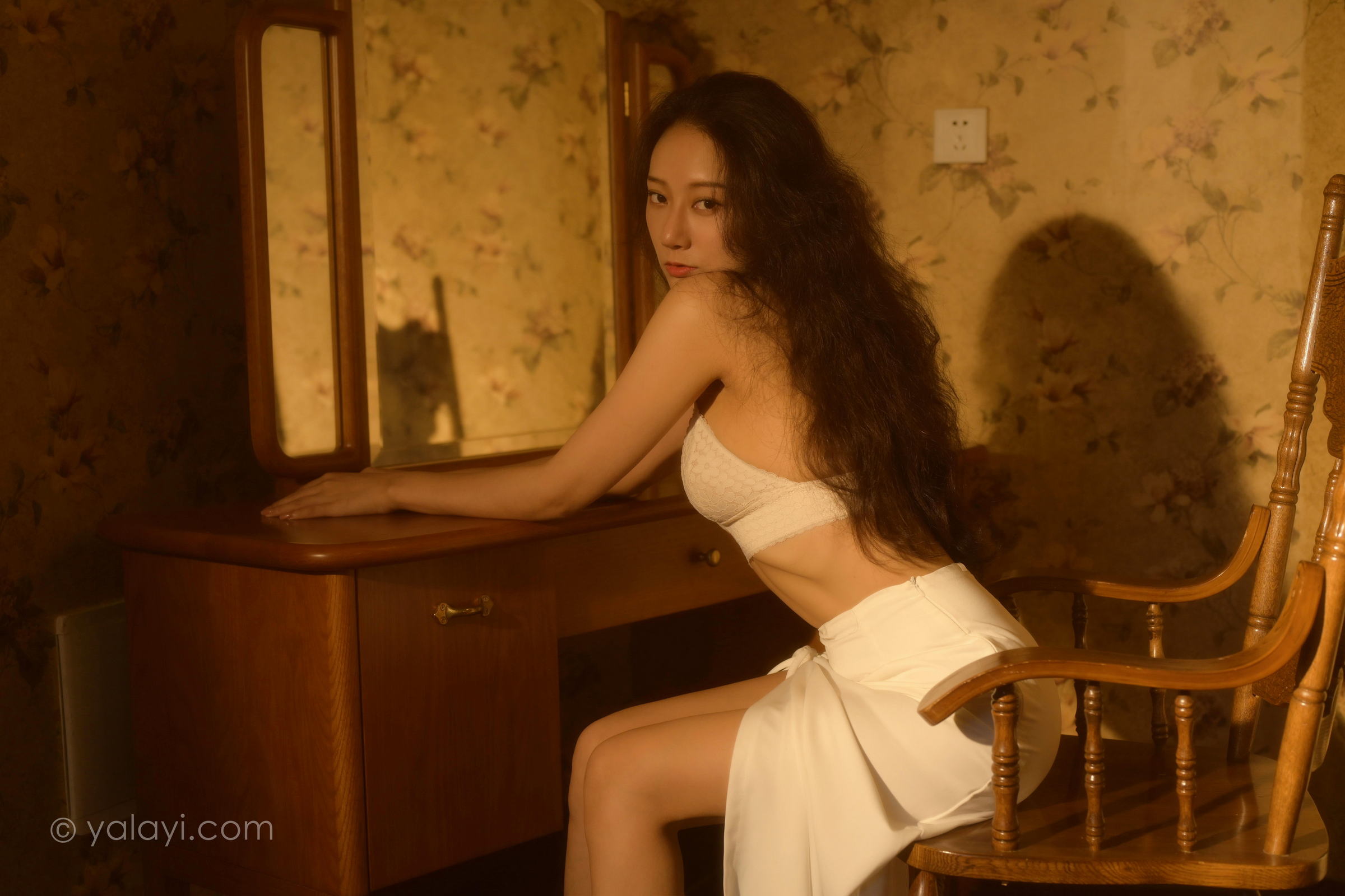 [YALAYI雅拉伊]2022.10.12 她是谁 何嘉颖 白色蕾丝内衣加开叉长裙居家性感私房写真集第12张