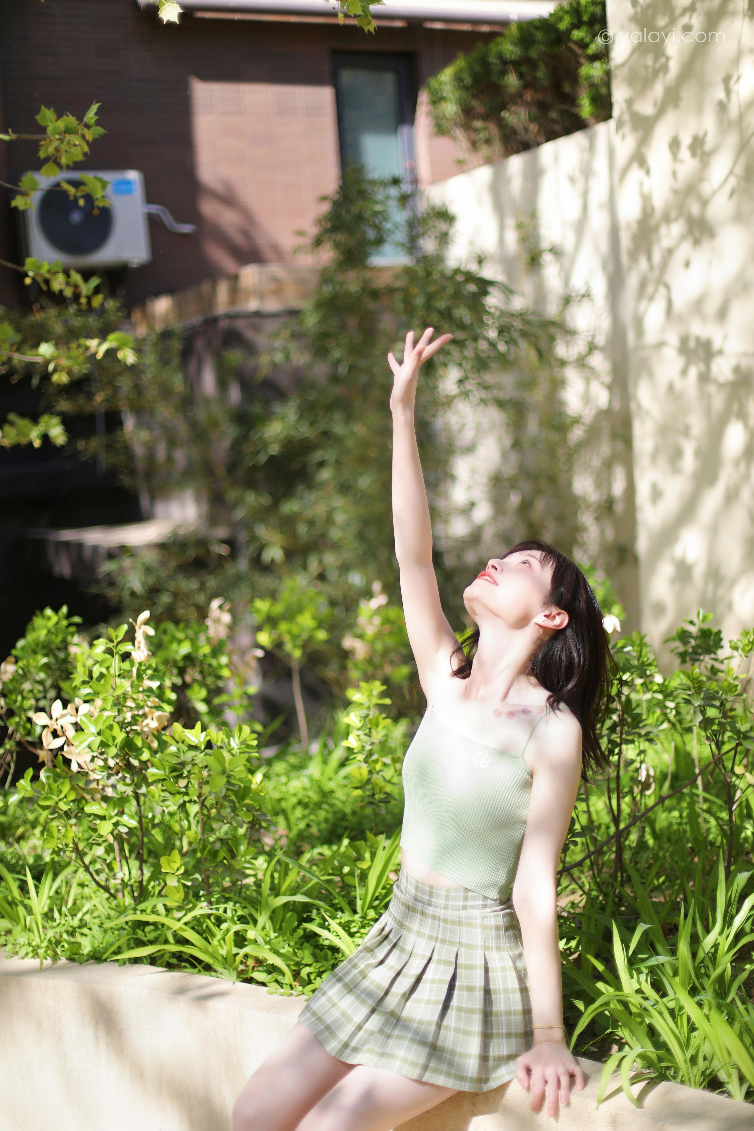 [YALAYI雅拉伊]2022.04.23 春柔 京京 性感小背心加格子短裙清纯写真集第13张
