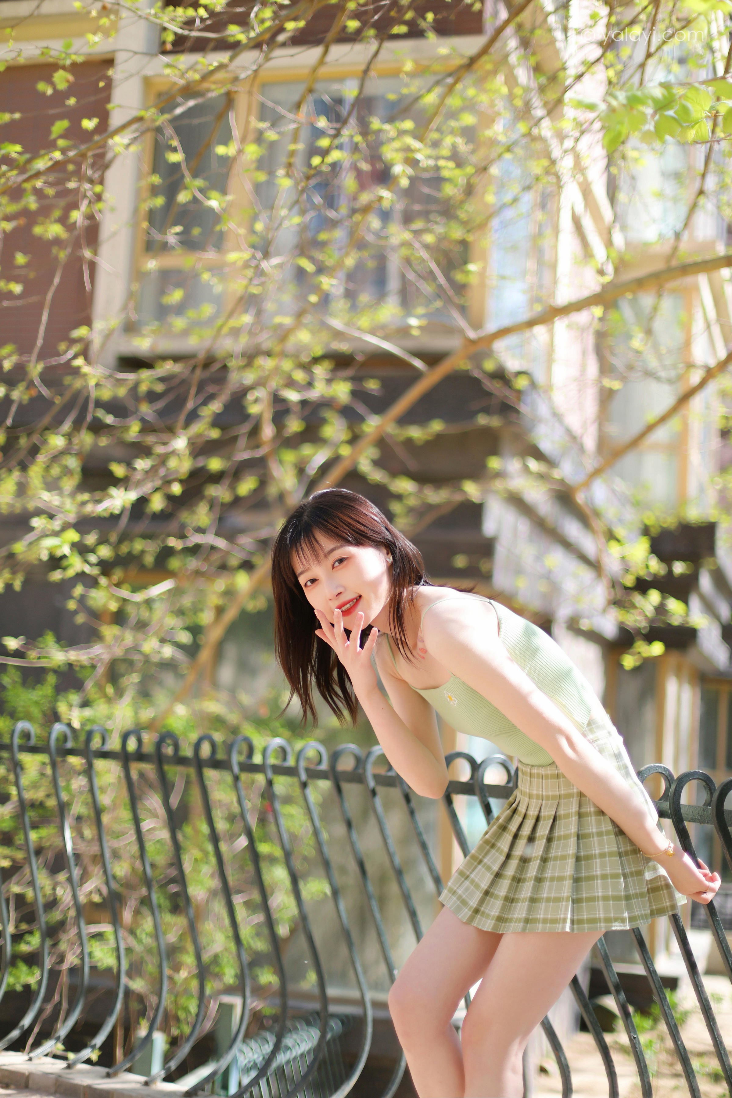 [YALAYI雅拉伊]2022.04.23 春柔 京京 性感小背心加格子短裙清纯写真集第6张