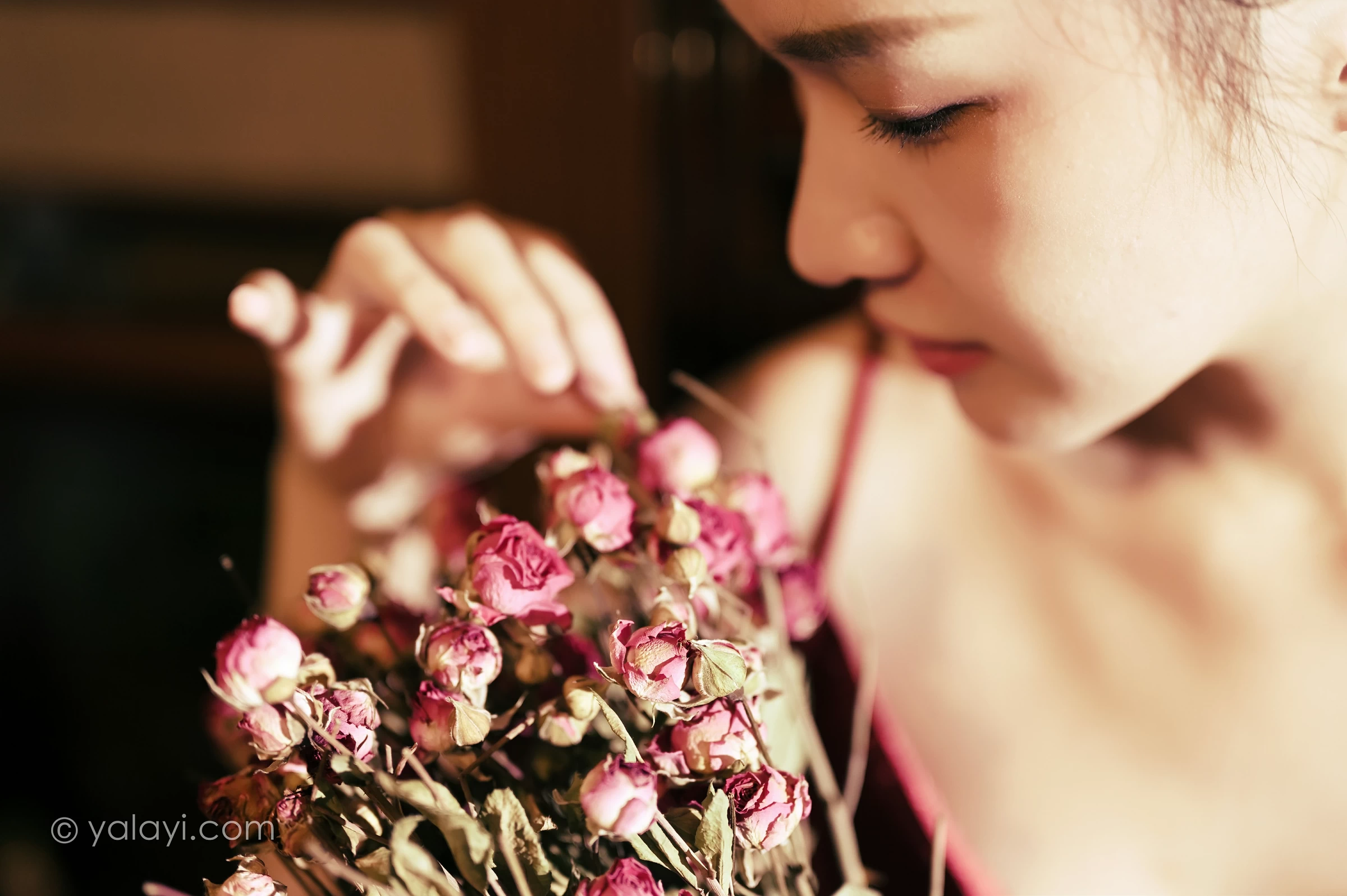 [YALAYI雅拉伊]NO.746 《岁月静好》 方岚 红色吊带裸背连衣裙性感写真集第9张