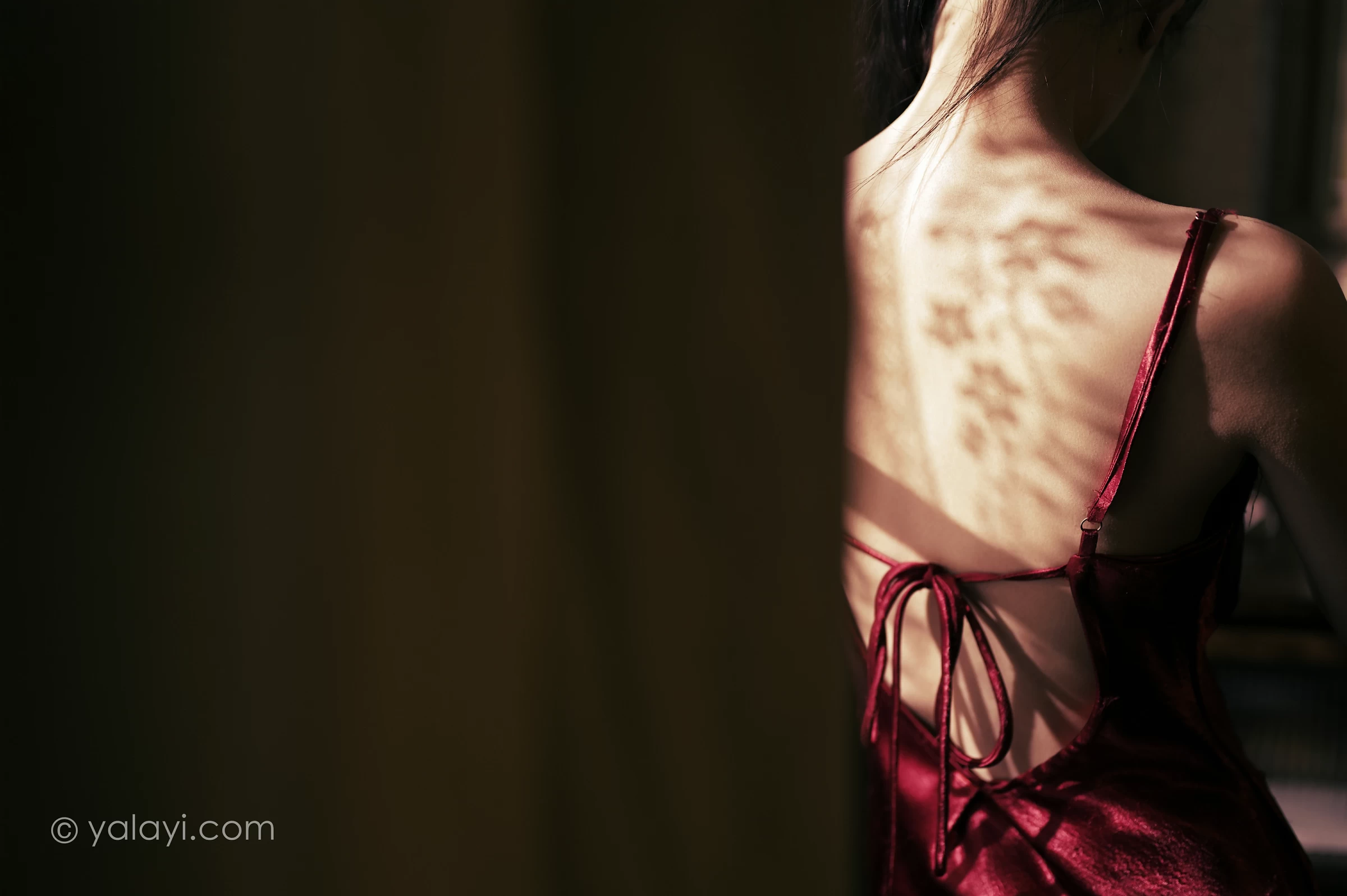 [YALAYI雅拉伊]NO.746 《岁月静好》 方岚 红色吊带裸背连衣裙性感写真集第12张