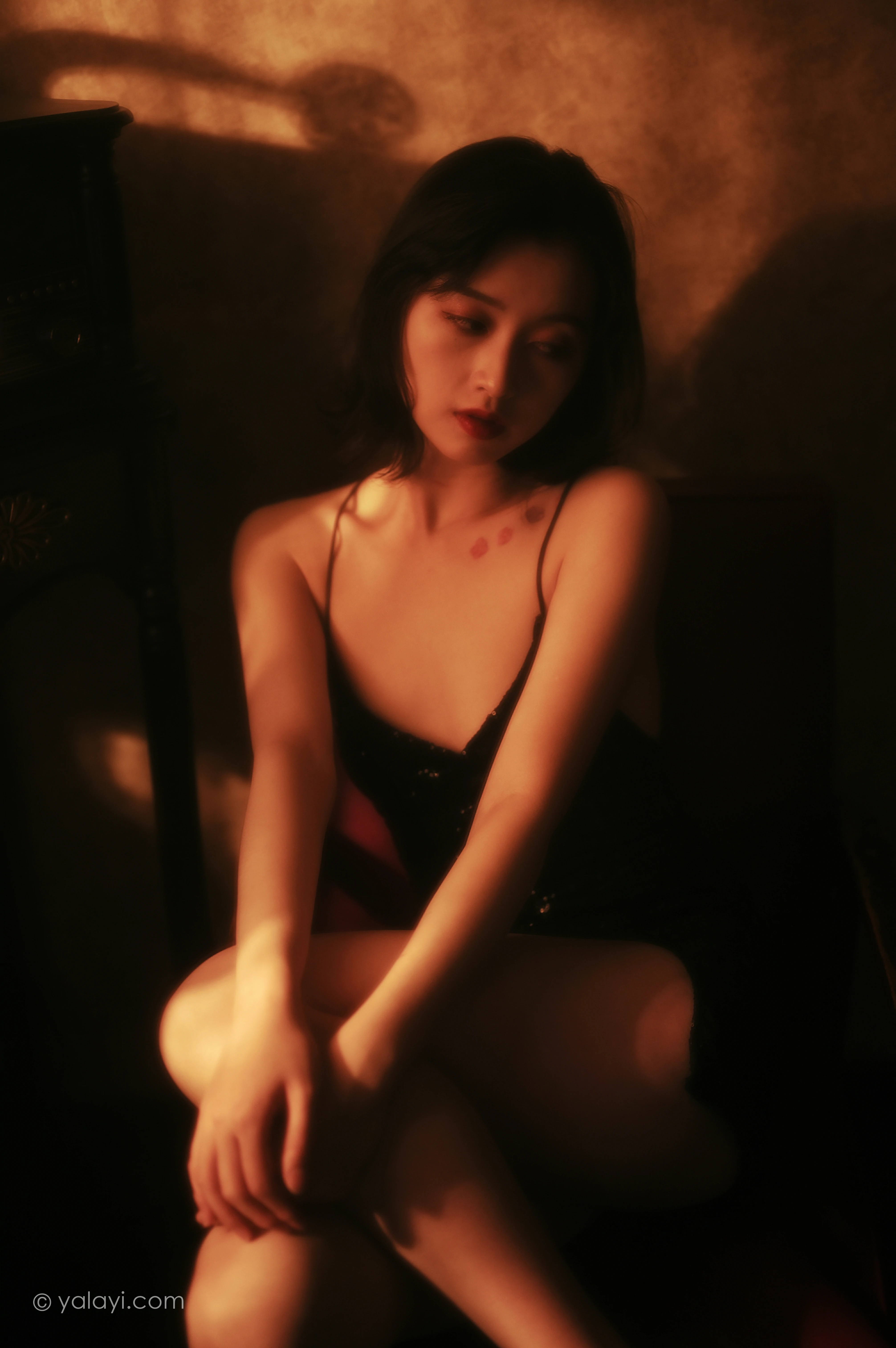[YALAYI雅拉伊]NO.756 流金岁月 京京 黑色紧身吊带裸背连衣裙性感写真集第3张