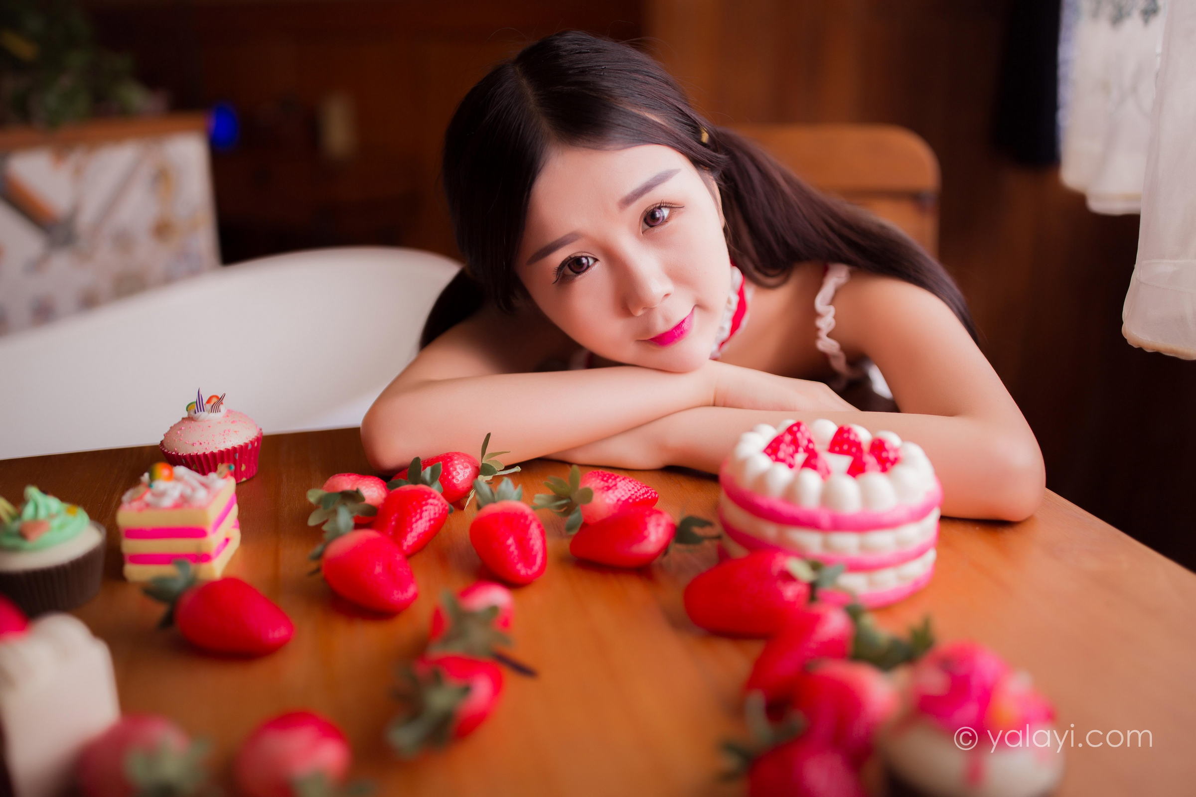 [YALAYI雅拉伊]2022.02.17 香甜可口 蛋蛋 白色小背心与性感情趣女护士制服私房写真集第1张