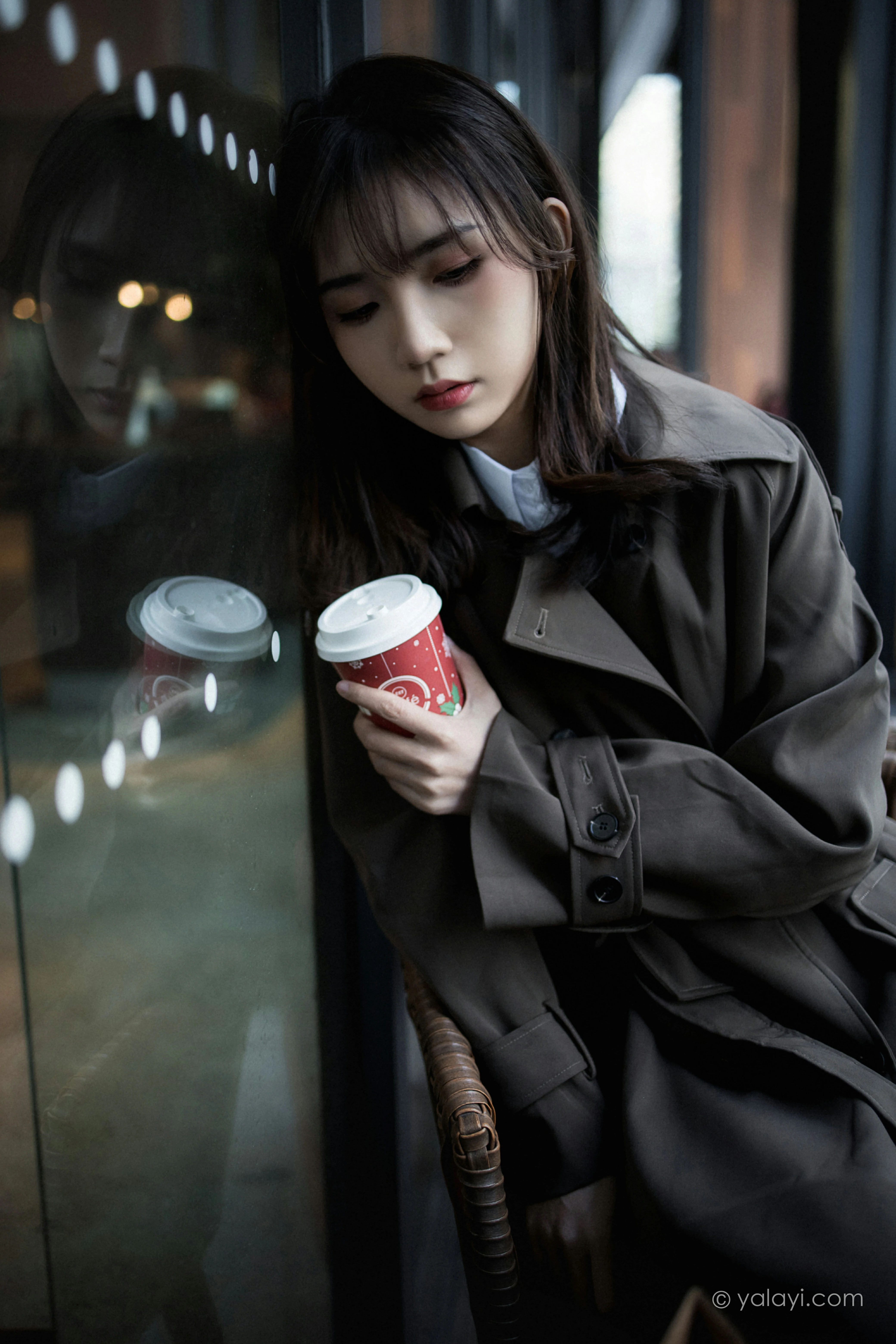 [YALAYI雅拉伊]NO.760 迷失在都市 果果 黑色连身风衣街拍写真集第3张