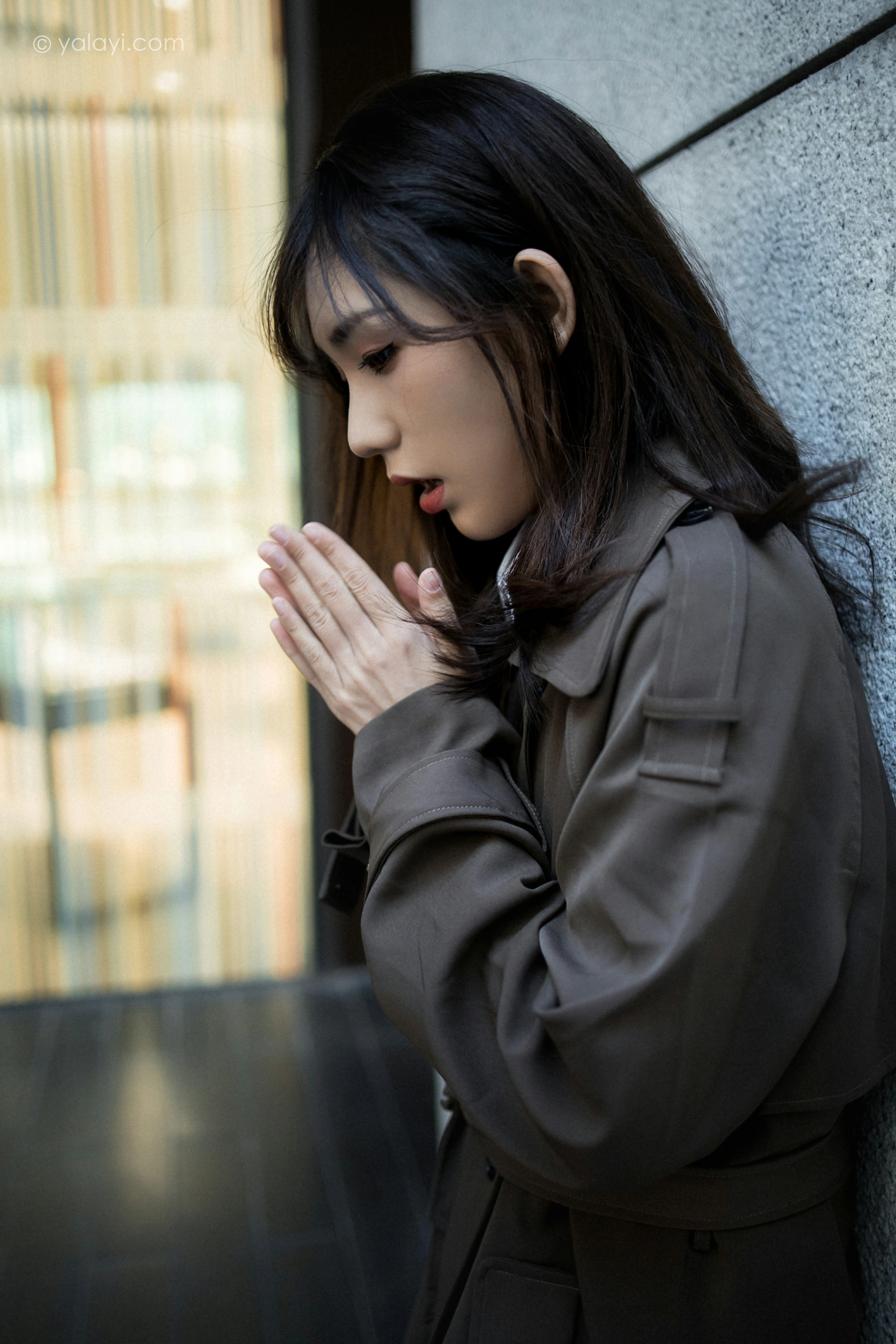 [YALAYI雅拉伊]NO.760 迷失在都市 果果 黑色连身风衣街拍写真集第6张