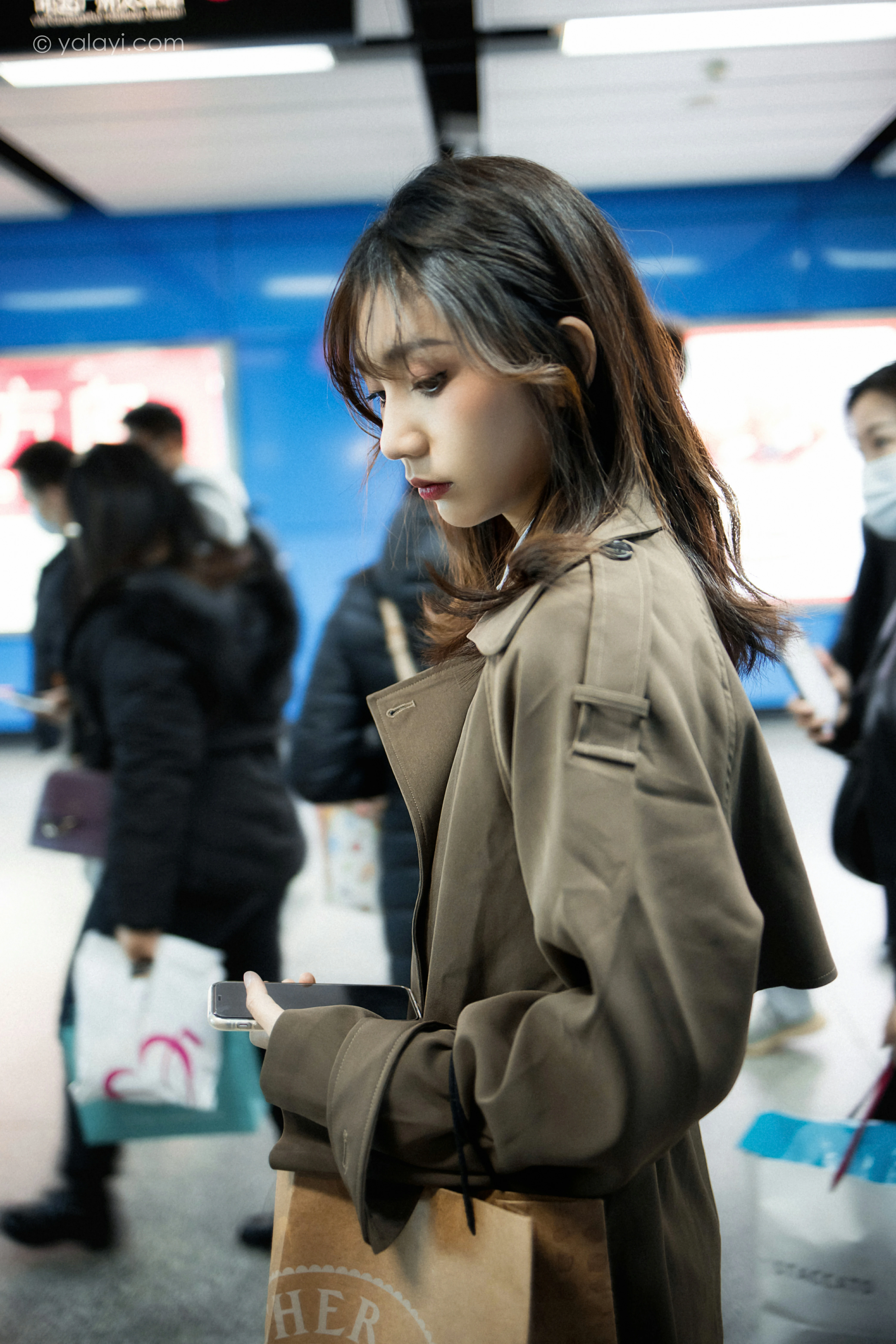 [YALAYI雅拉伊]NO.760 迷失在都市 果果 黑色连身风衣街拍写真集第9张