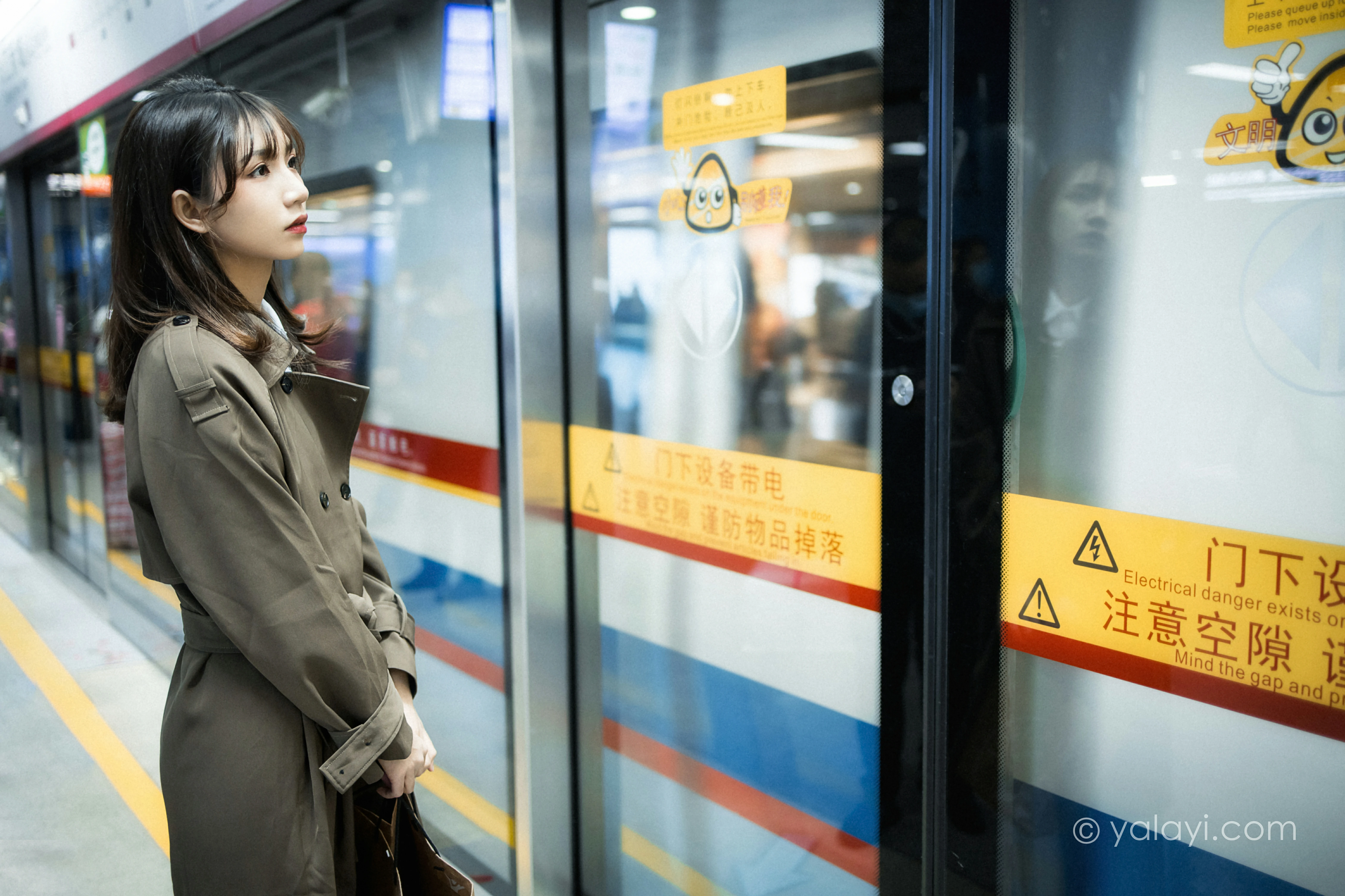 [YALAYI雅拉伊]NO.760 迷失在都市 果果 黑色连身风衣街拍写真集第10张