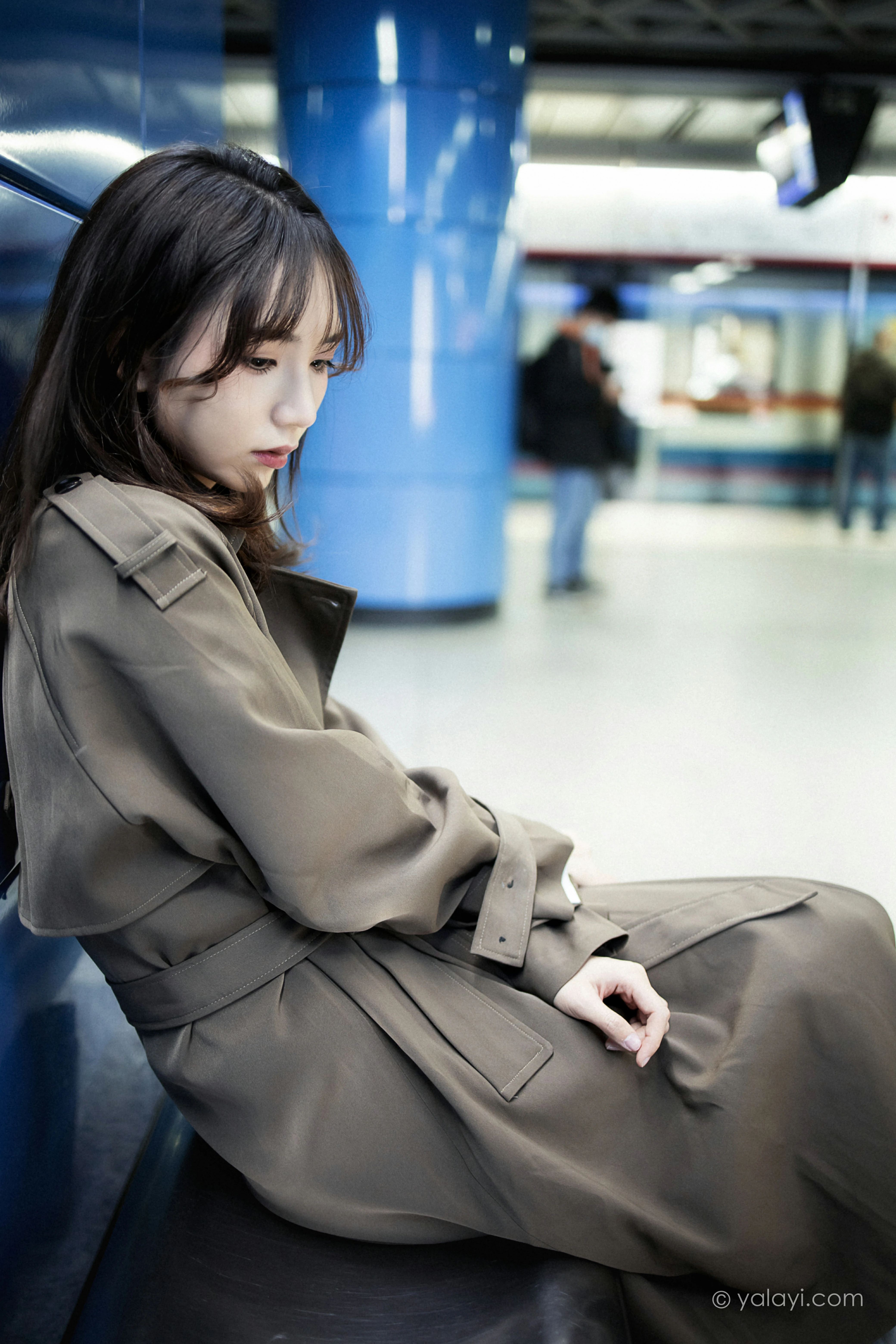 [YALAYI雅拉伊]NO.760 迷失在都市 果果 黑色连身风衣街拍写真集第10张