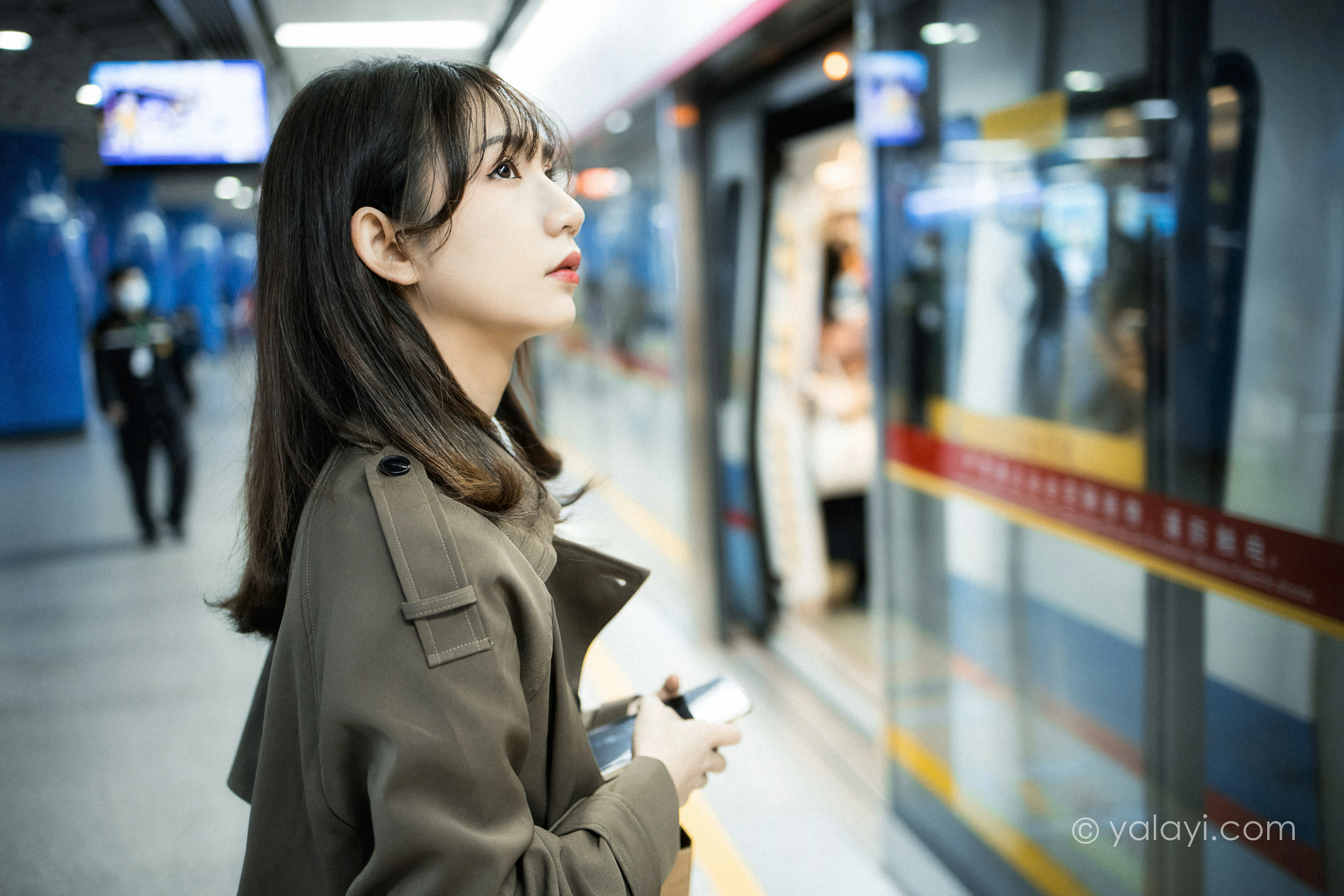 [YALAYI雅拉伊]NO.760 迷失在都市 果果 黑色连身风衣街拍写真集第13张